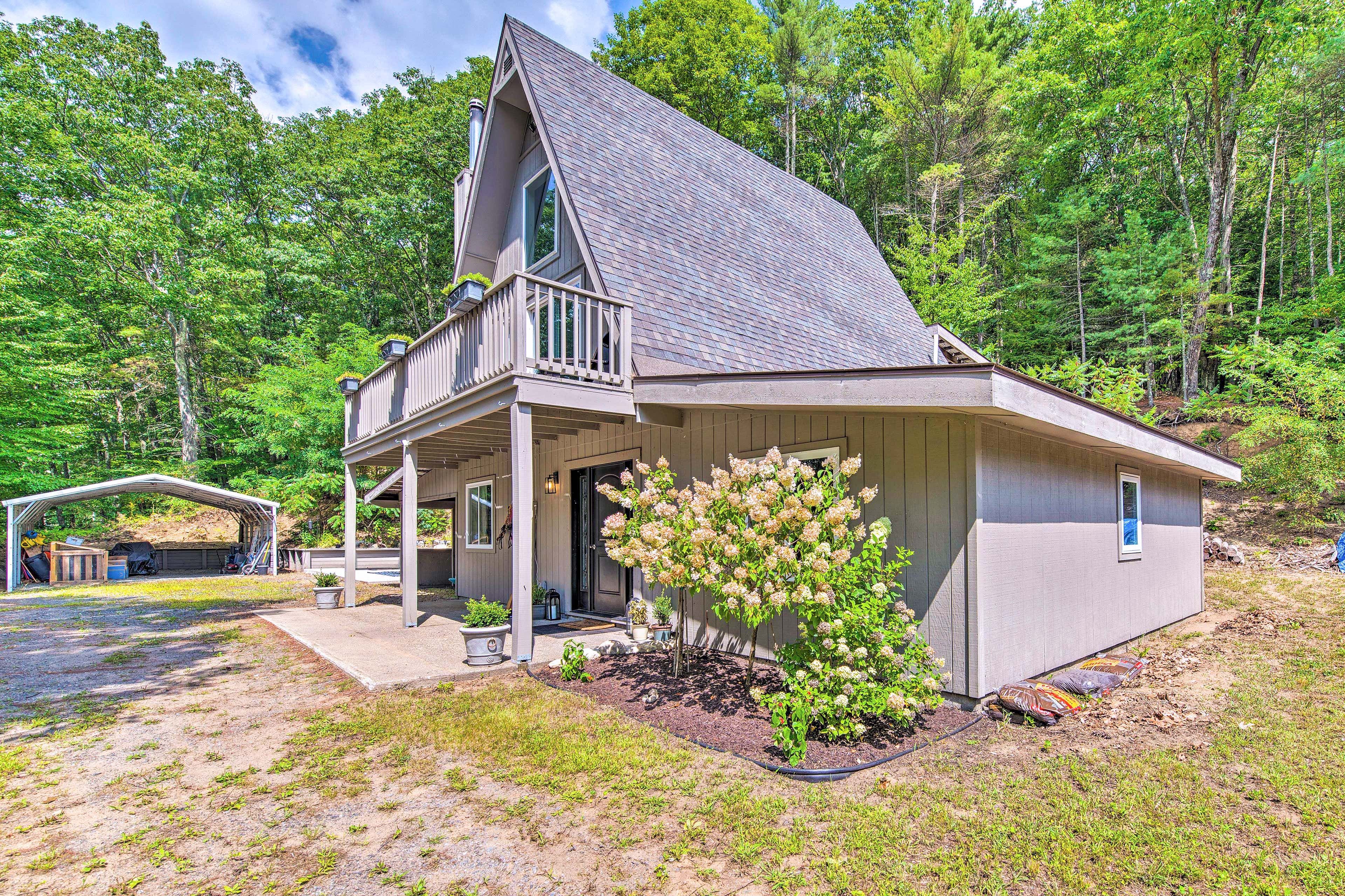 Exterior | Parking | Driveway (3 Vehicles) | Boats/Trailers Welcome