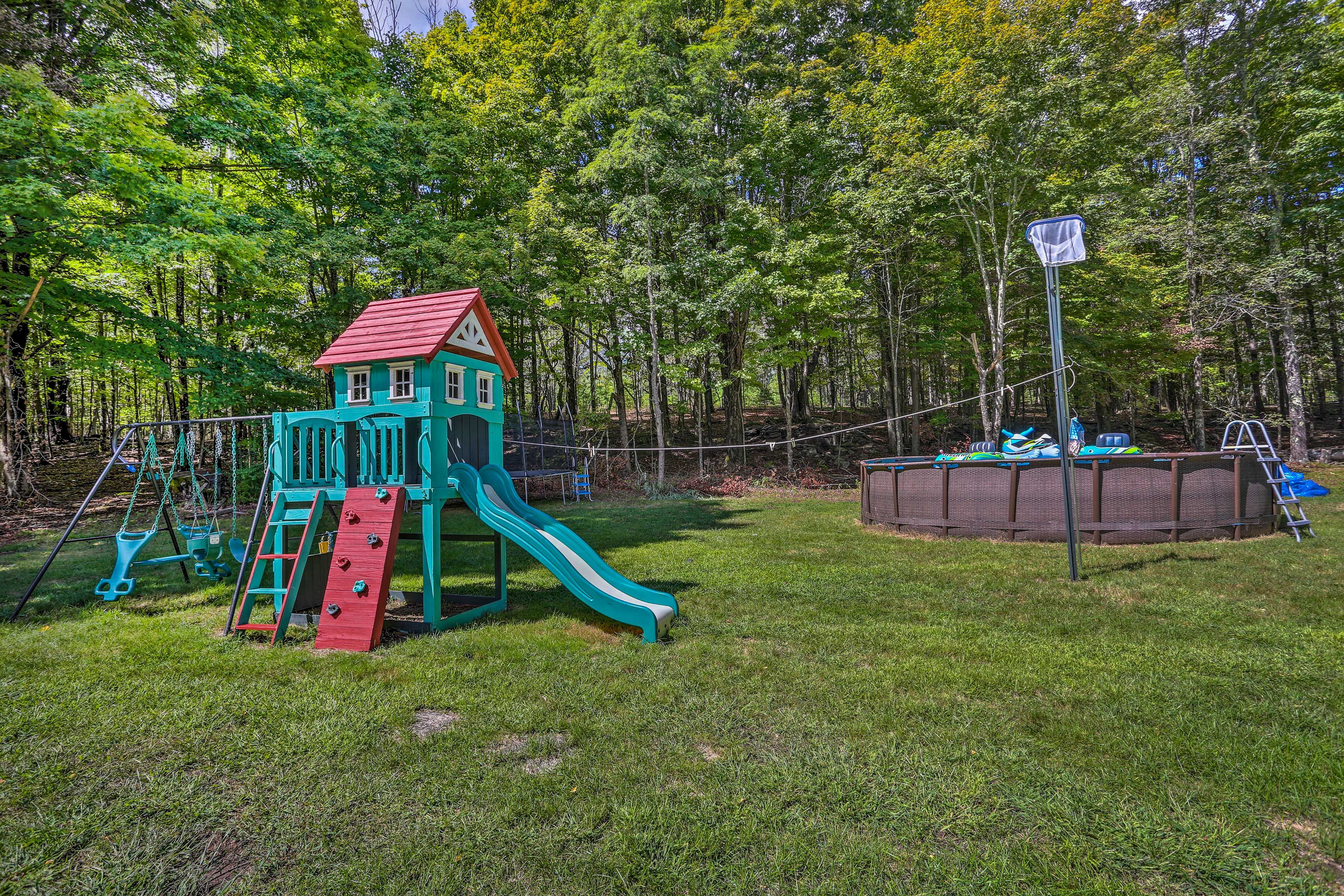 Yard Area | Above-Ground Pool | Trampoline | Hammock