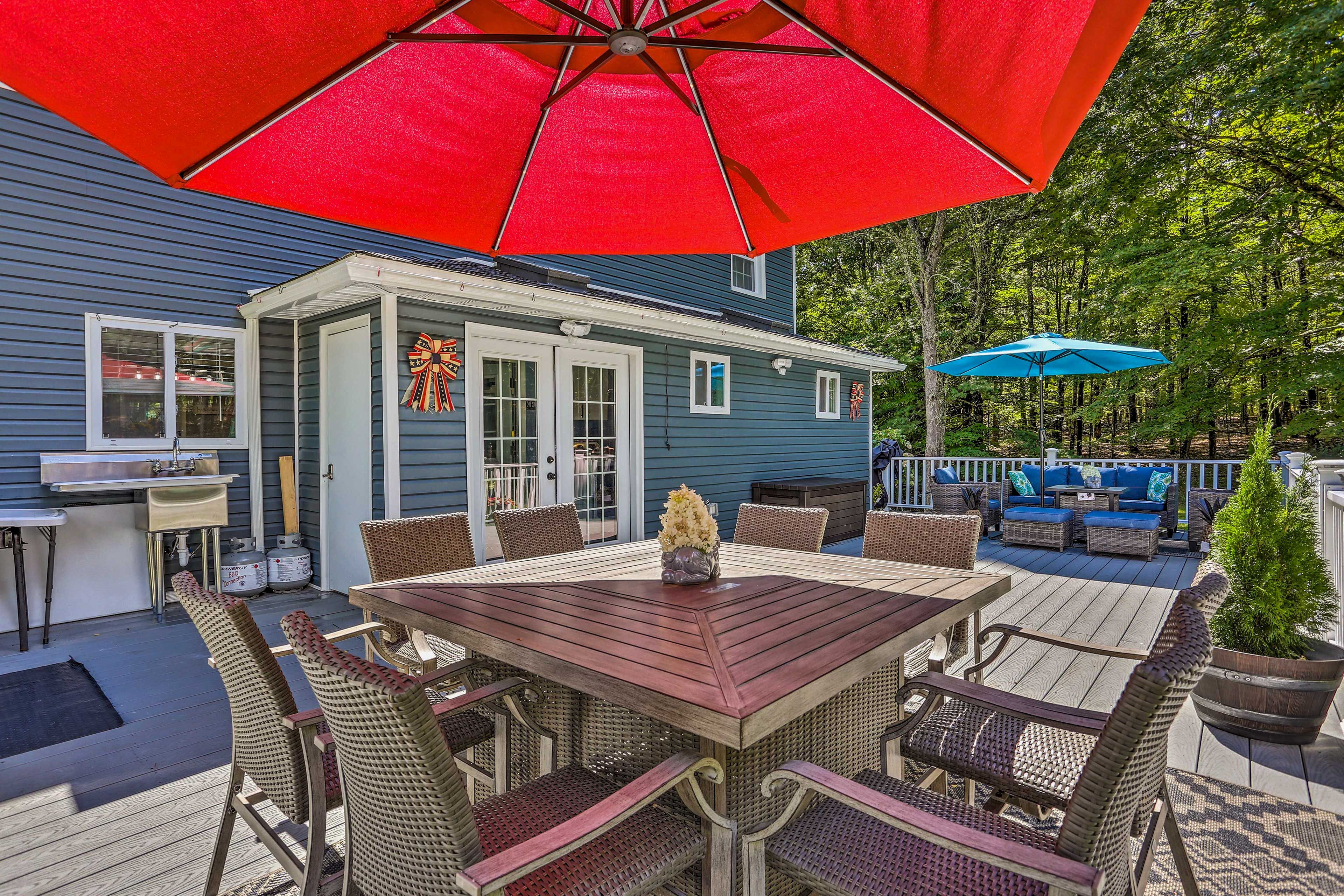Deck | Outdoor Dining Area | Gas Grill