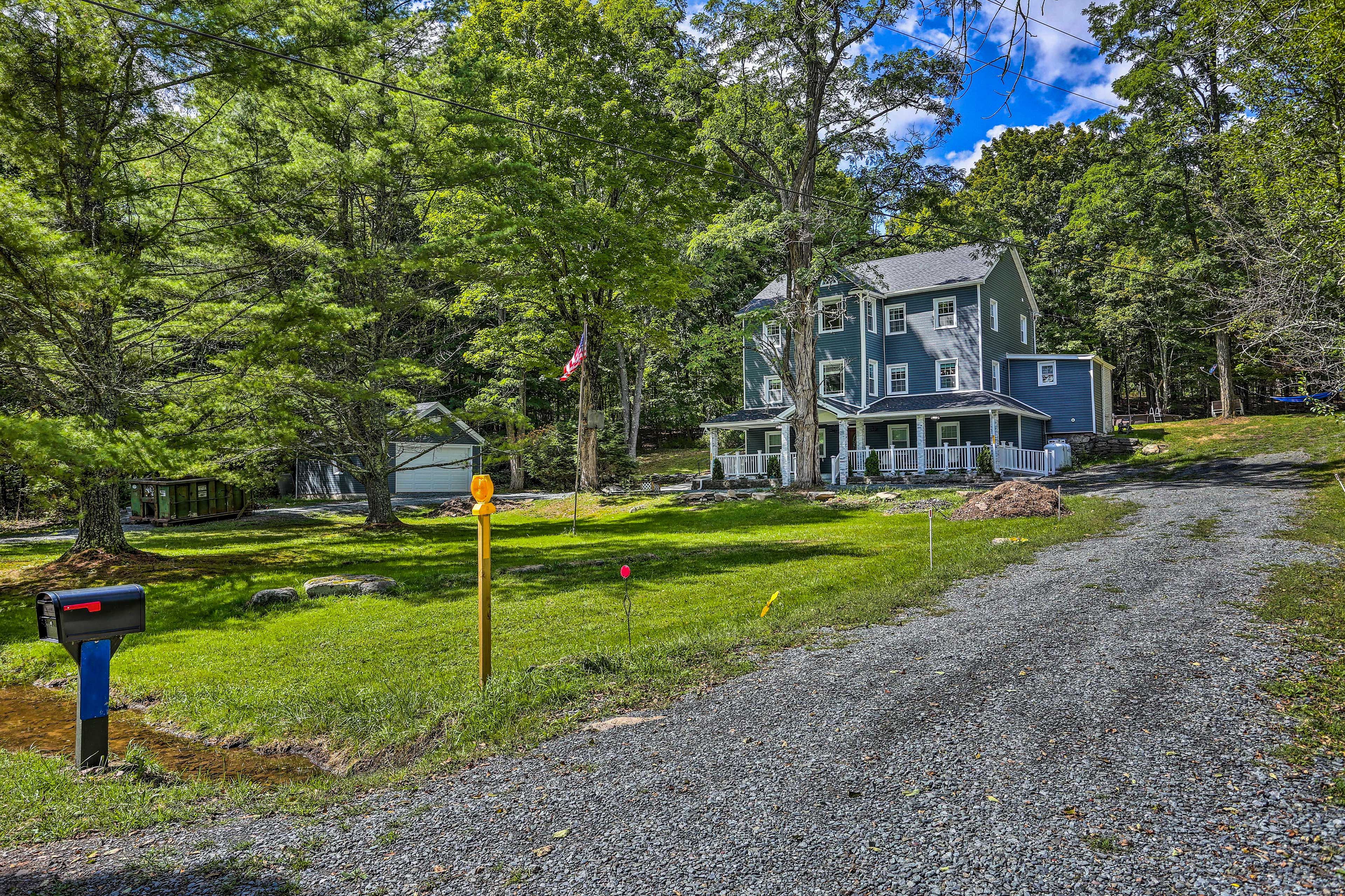Parking | Driveway (8 Vehicles)