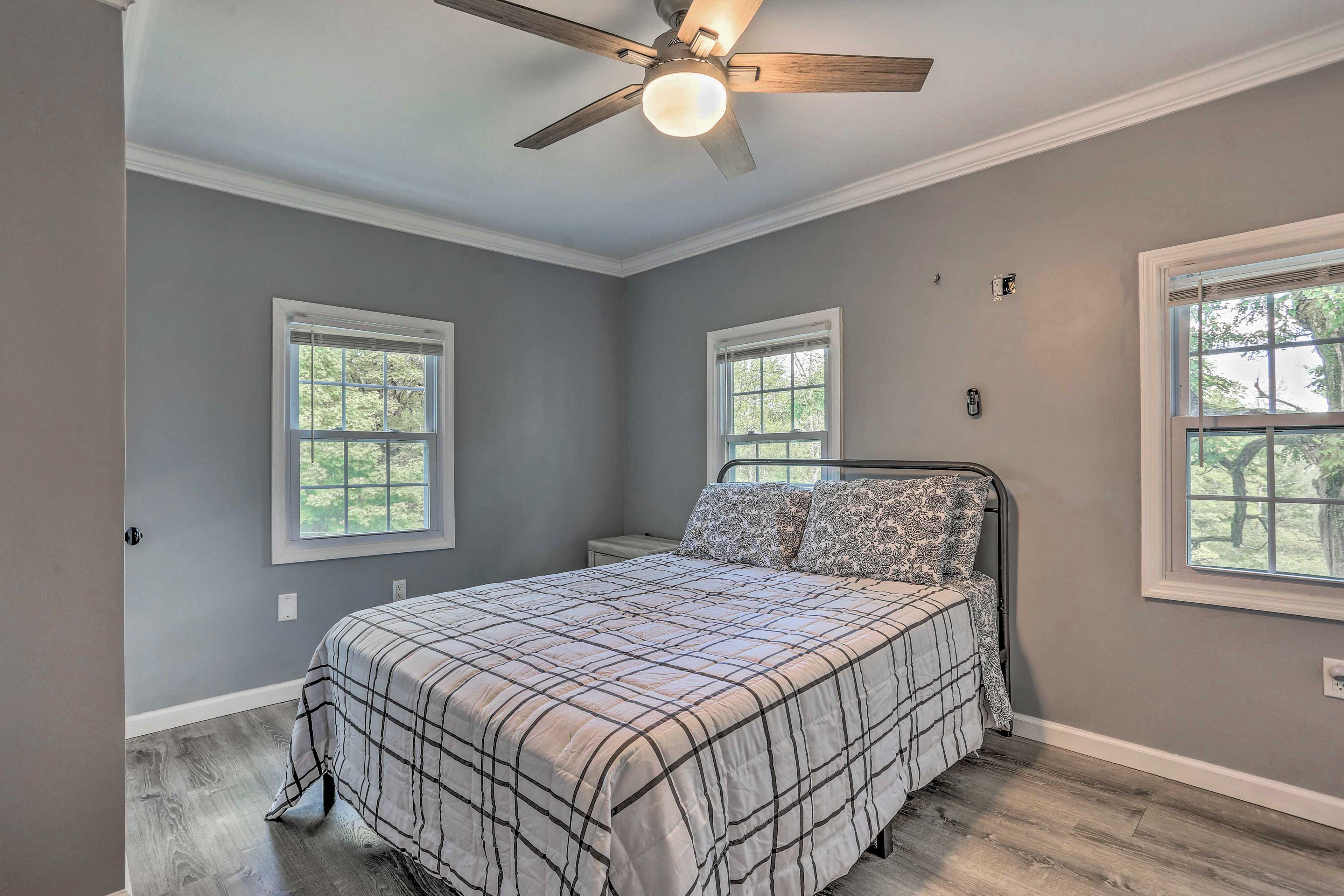 Bedroom 3 | Queen Bed