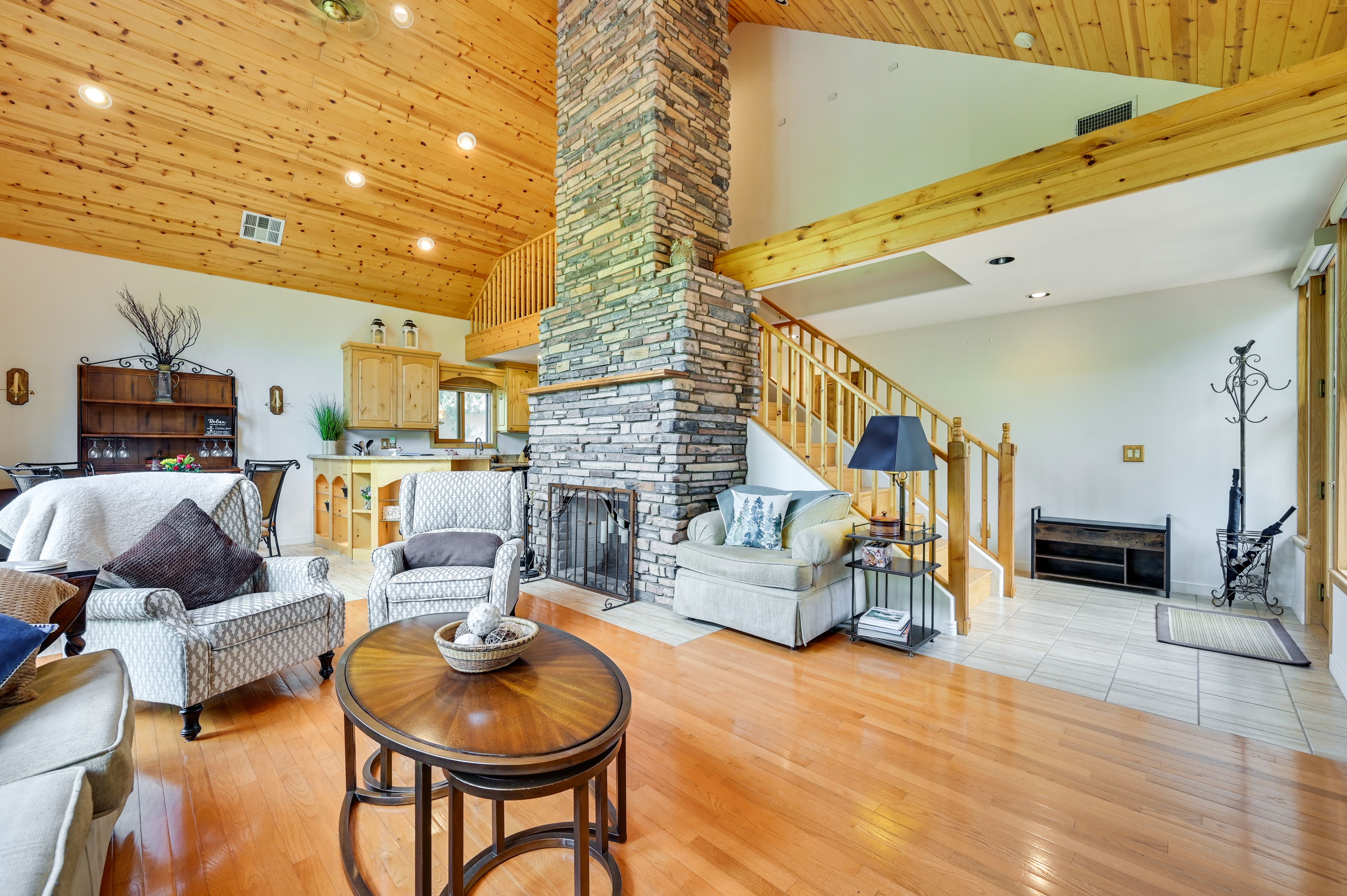Living Room | Free WiFi | Open-Concept | Smart TV