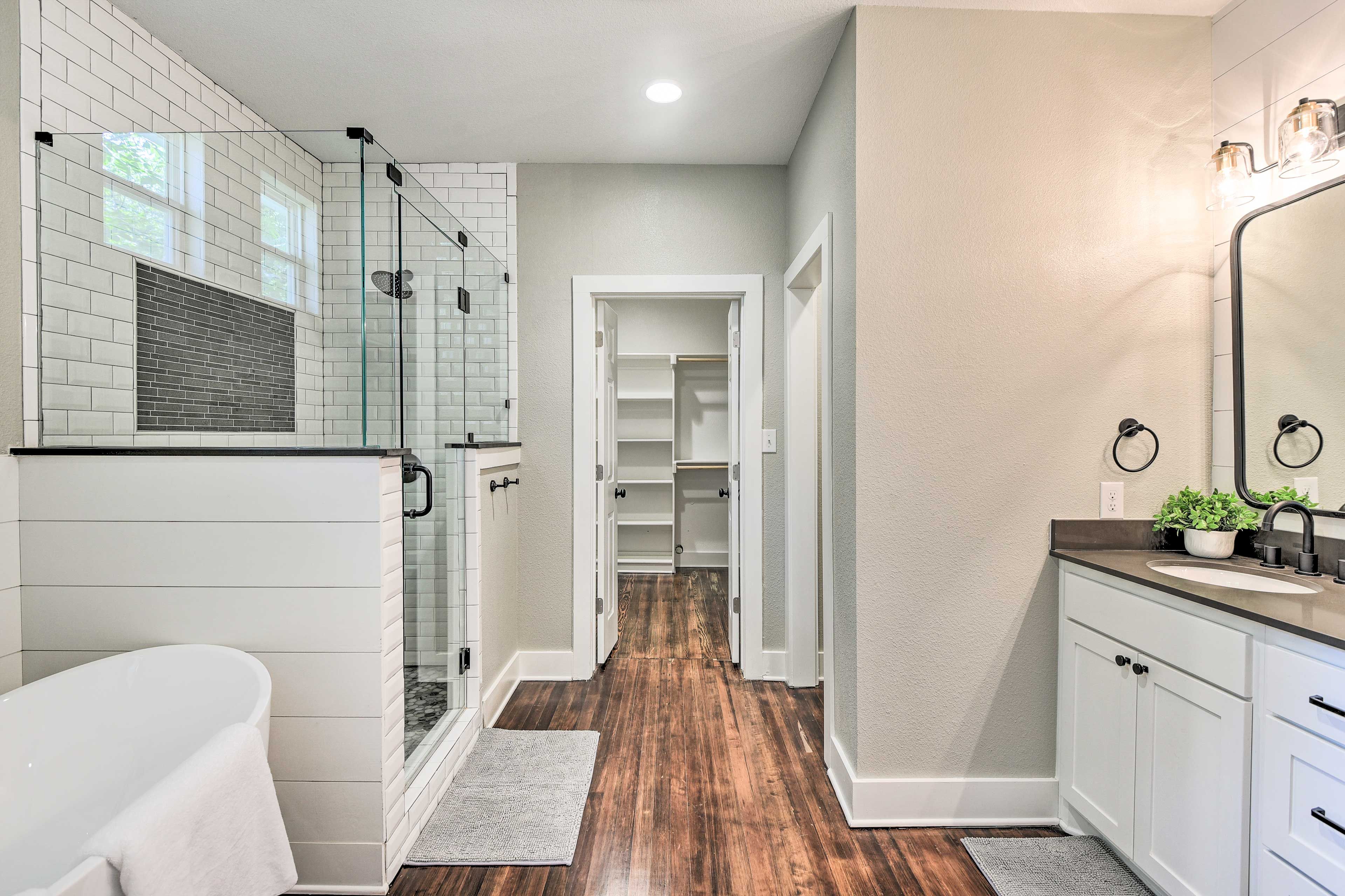 Full Bathroom | Towels Provided | Walk-In Closet