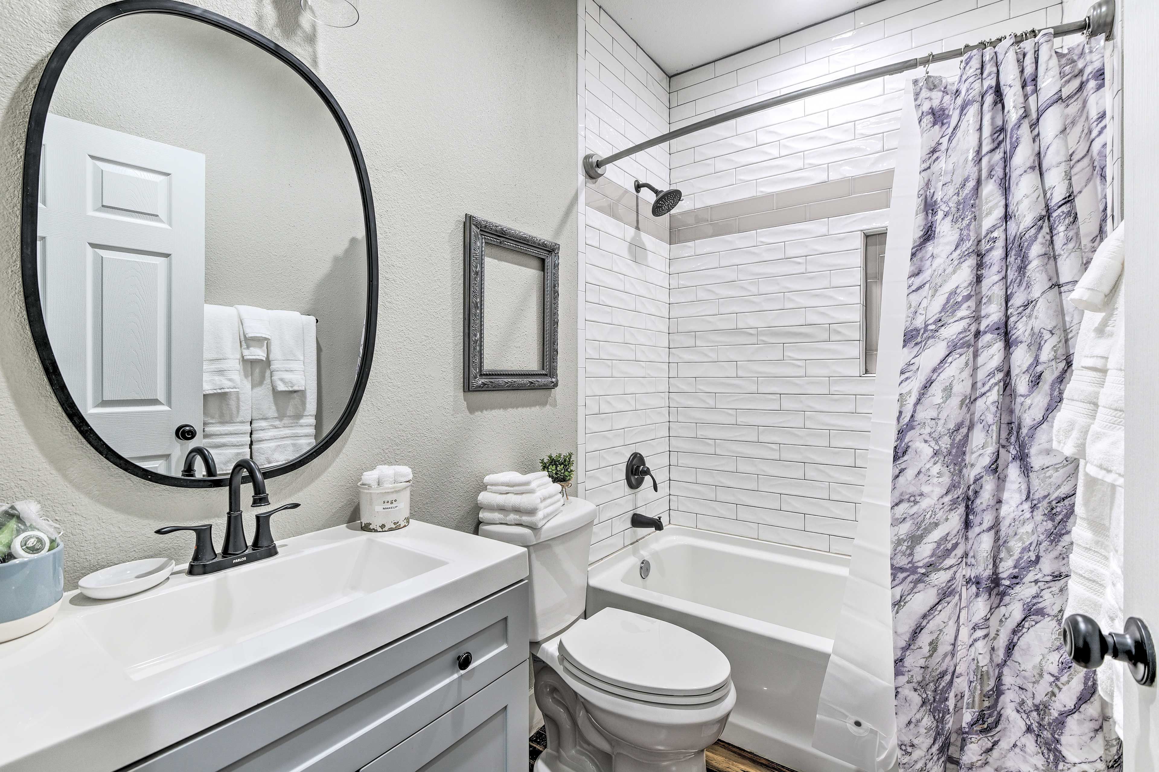 Full Bathroom | Complimentary Toiletries | Hair Dryer