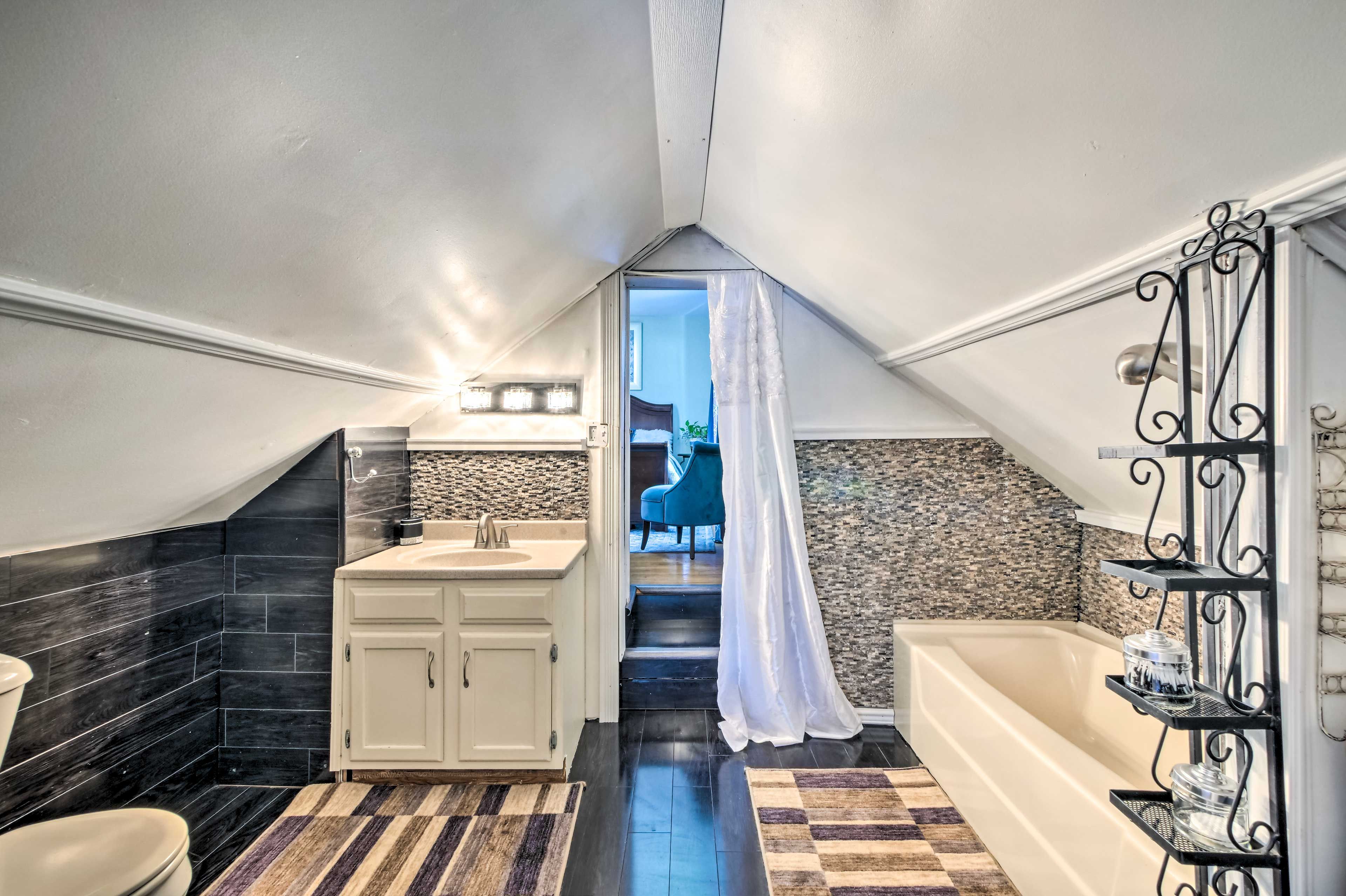 Full Bathroom | Complimentary Toiletries