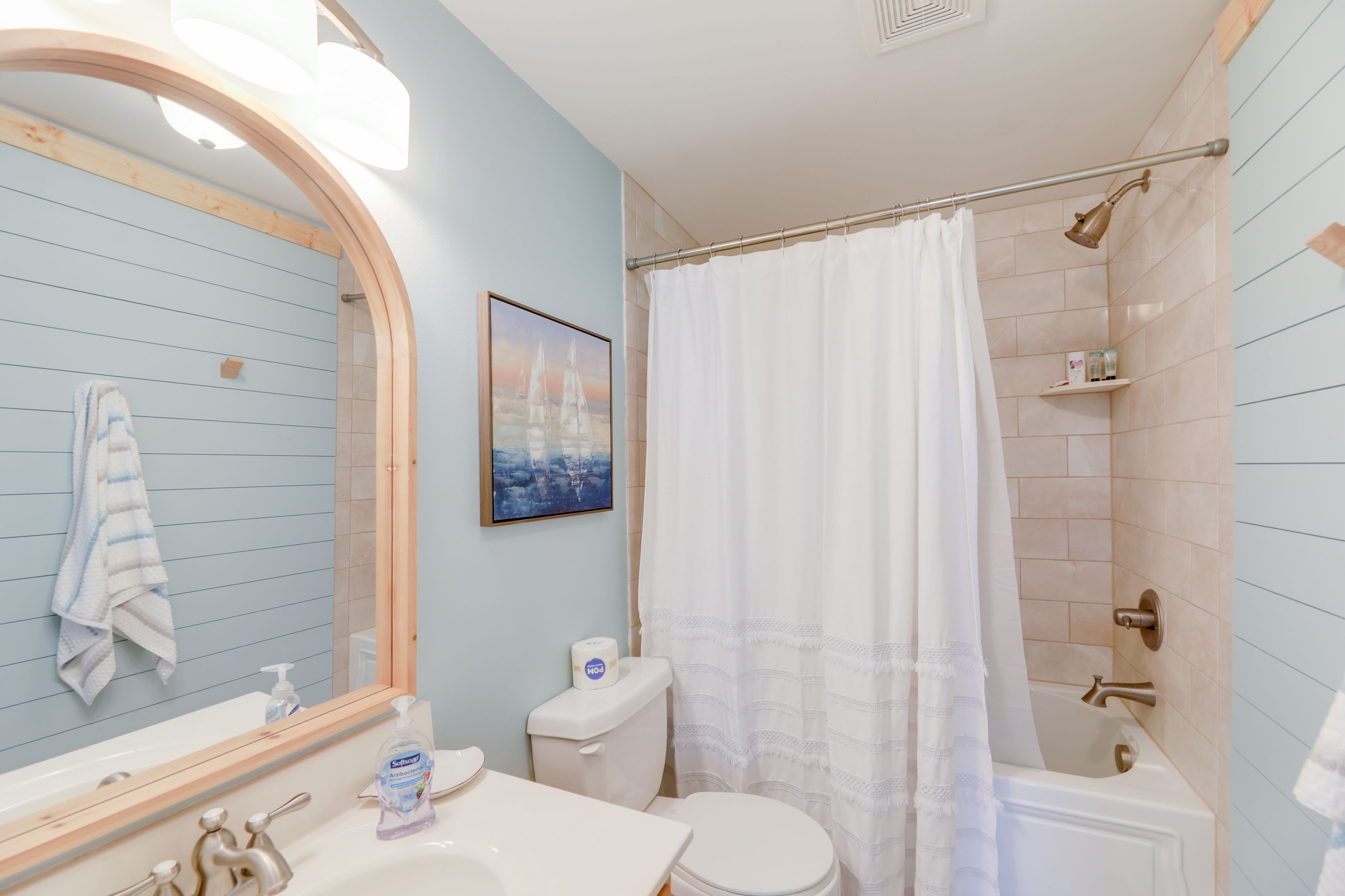 Full Bathroom | Complimentary Toiletries | 1st Floor