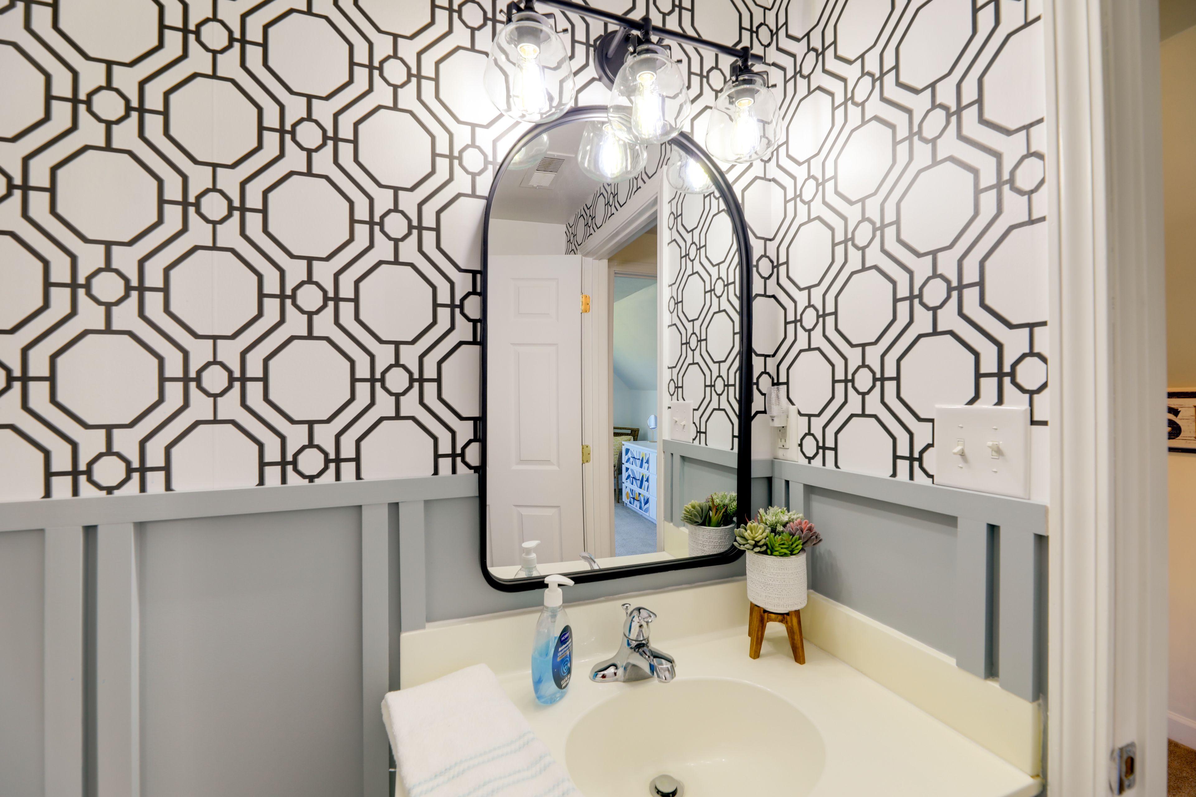Full Bathroom | Complimentary Toiletries | 2nd Floor