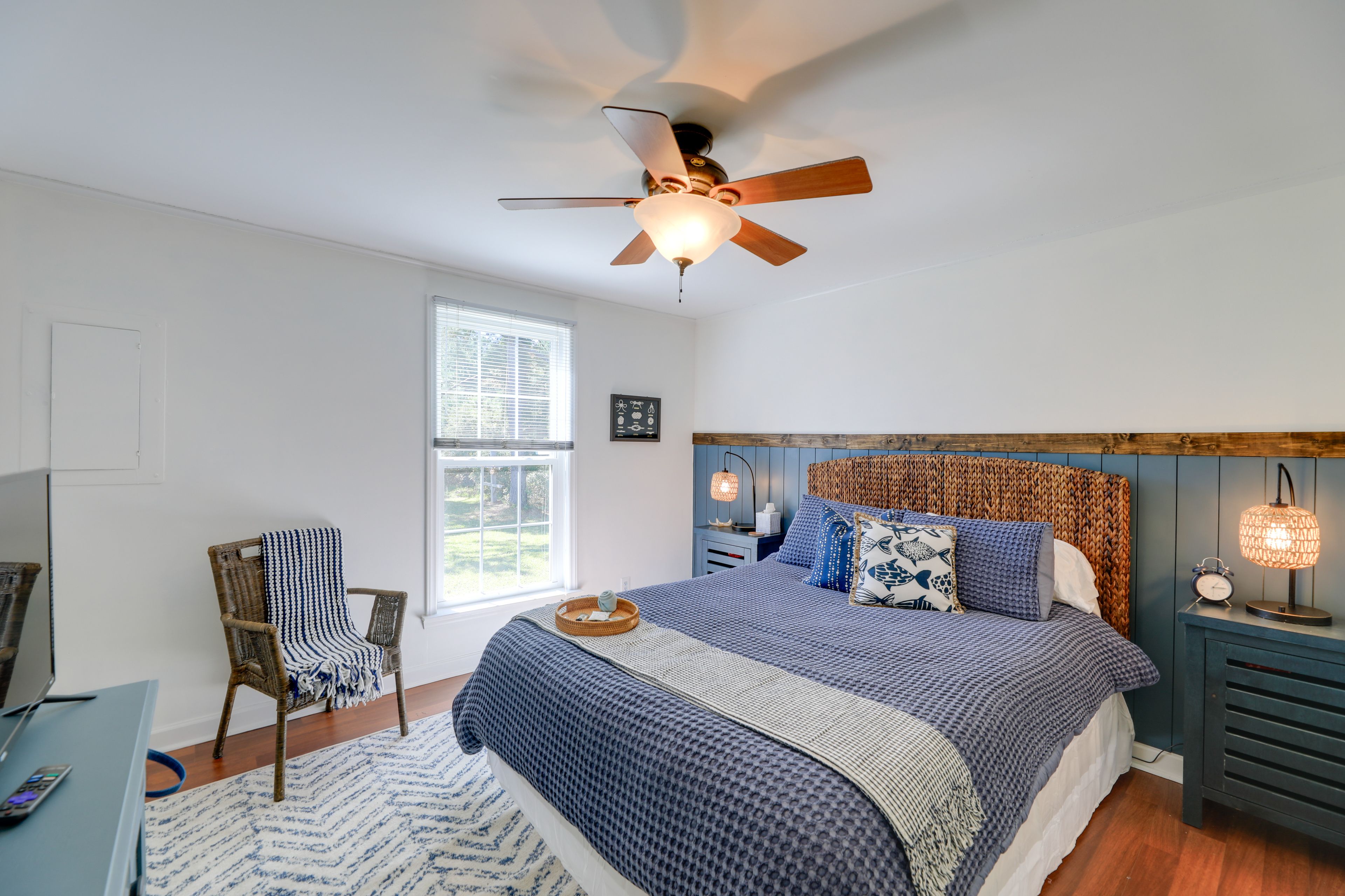 Bedroom 2 | Queen Bed | Smart TV | 1st Floor