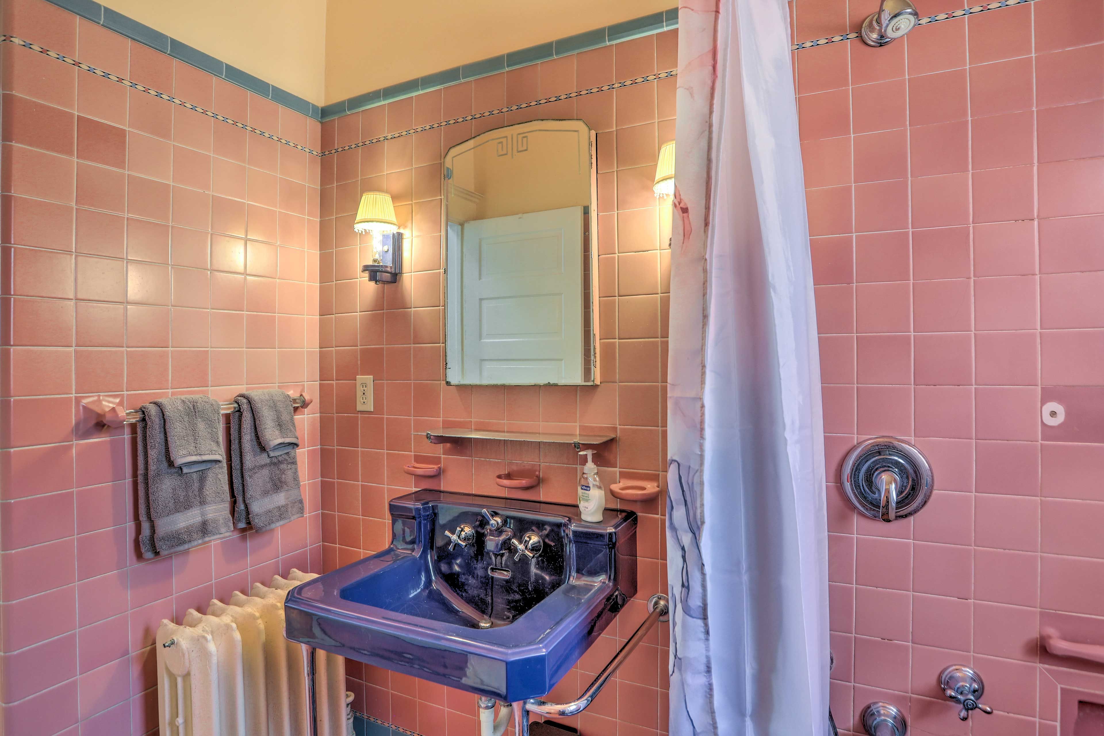 Full Bathroom | Towels Provided | Complimentary Toiletries