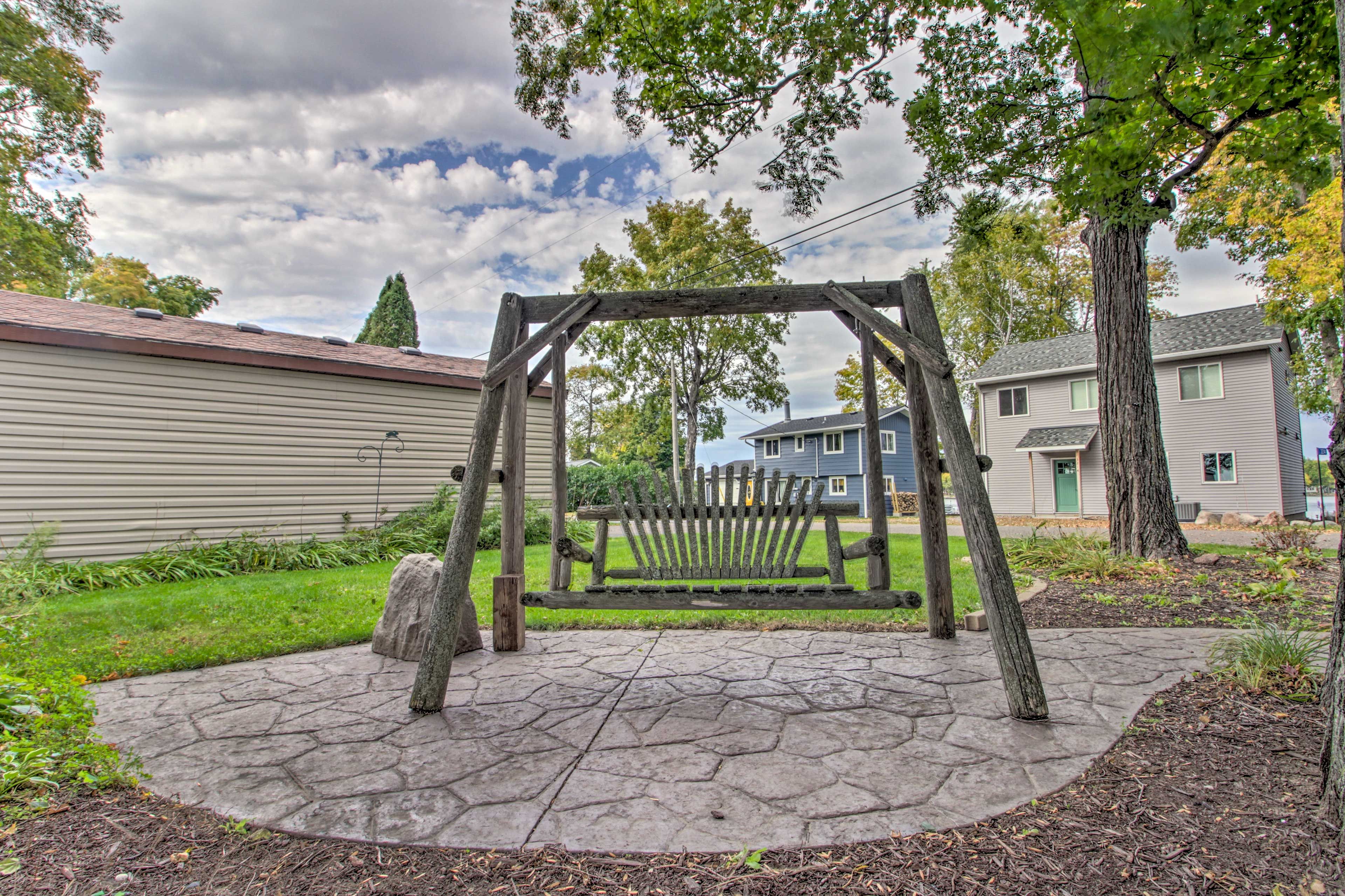 Waterfront Backyard | Fire Pit | Swing Bench