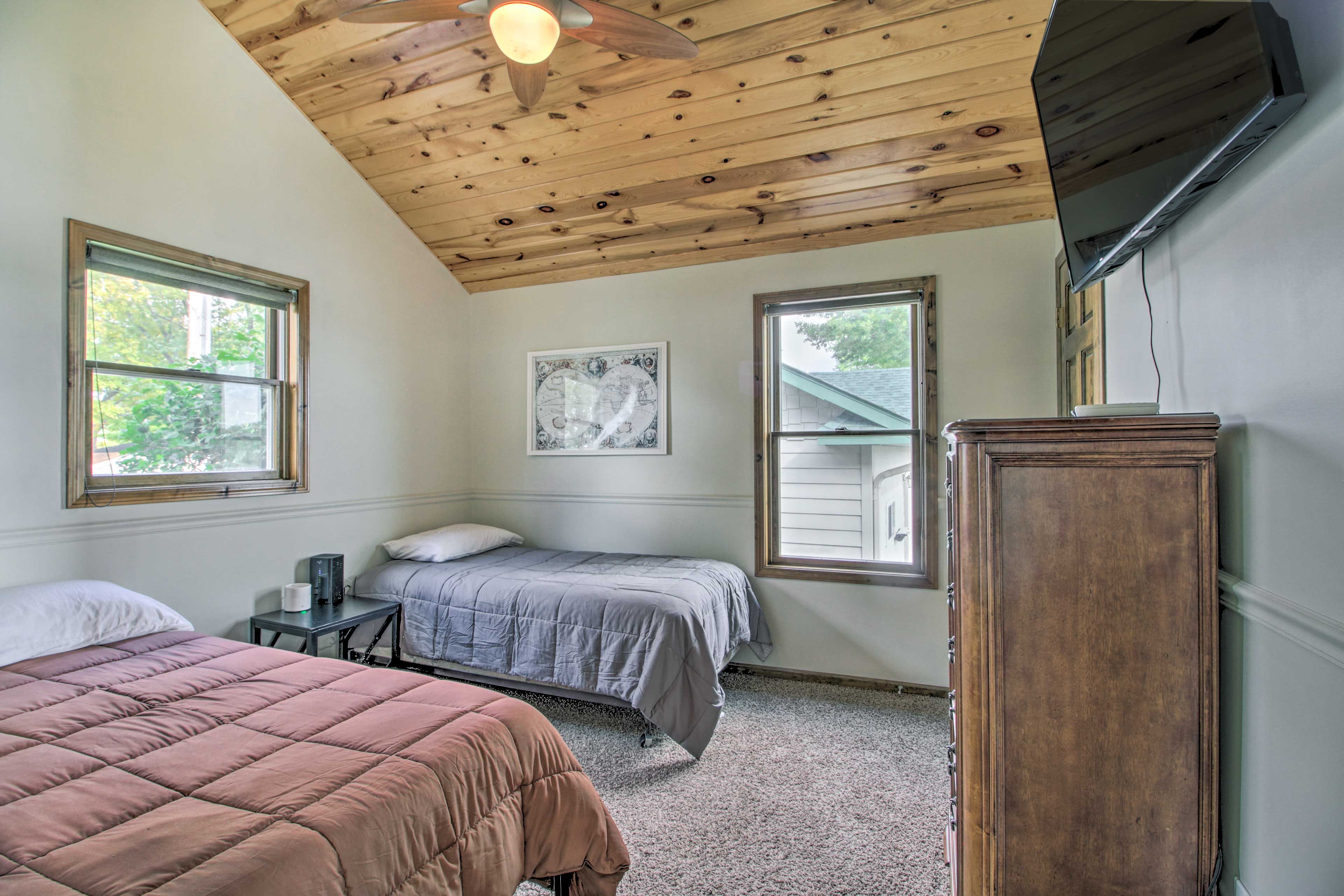Bedroom 3 | Queen Bed | Full Bed | Smart TV