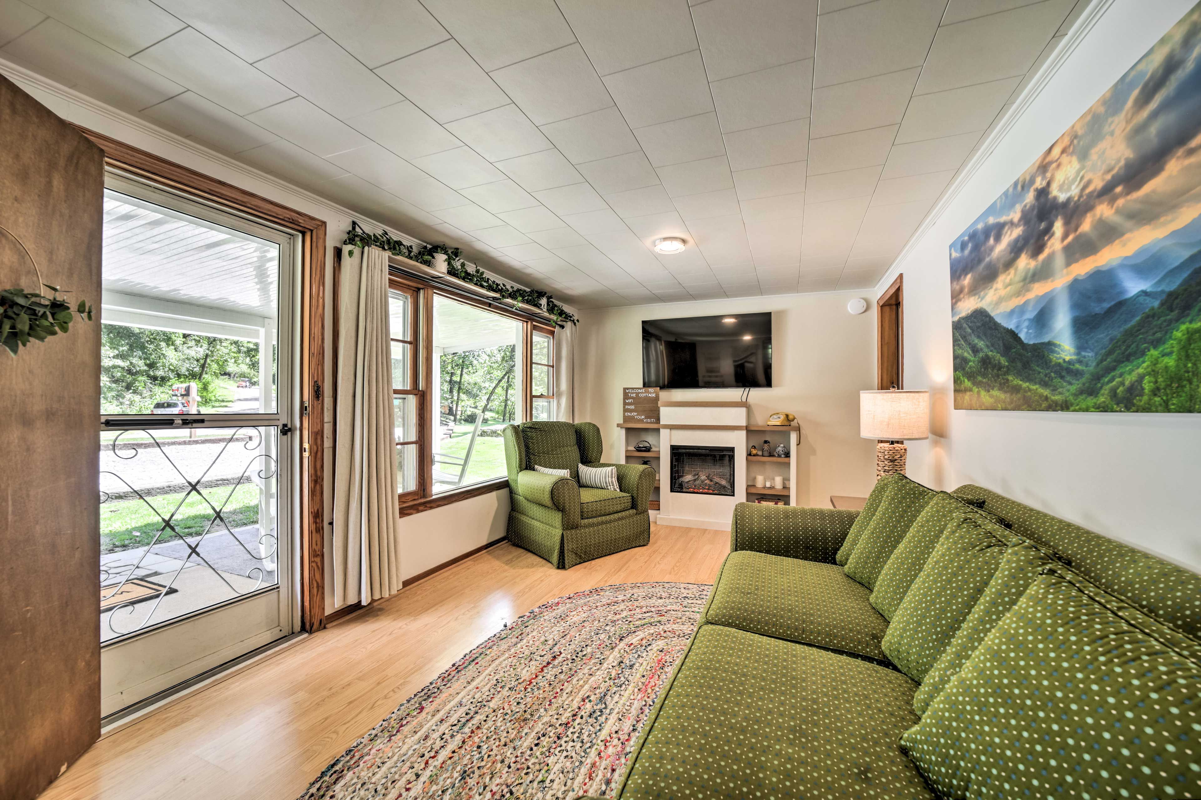 Living Room | Free WiFi | Smart TV w/ Cable | Electric Heat
