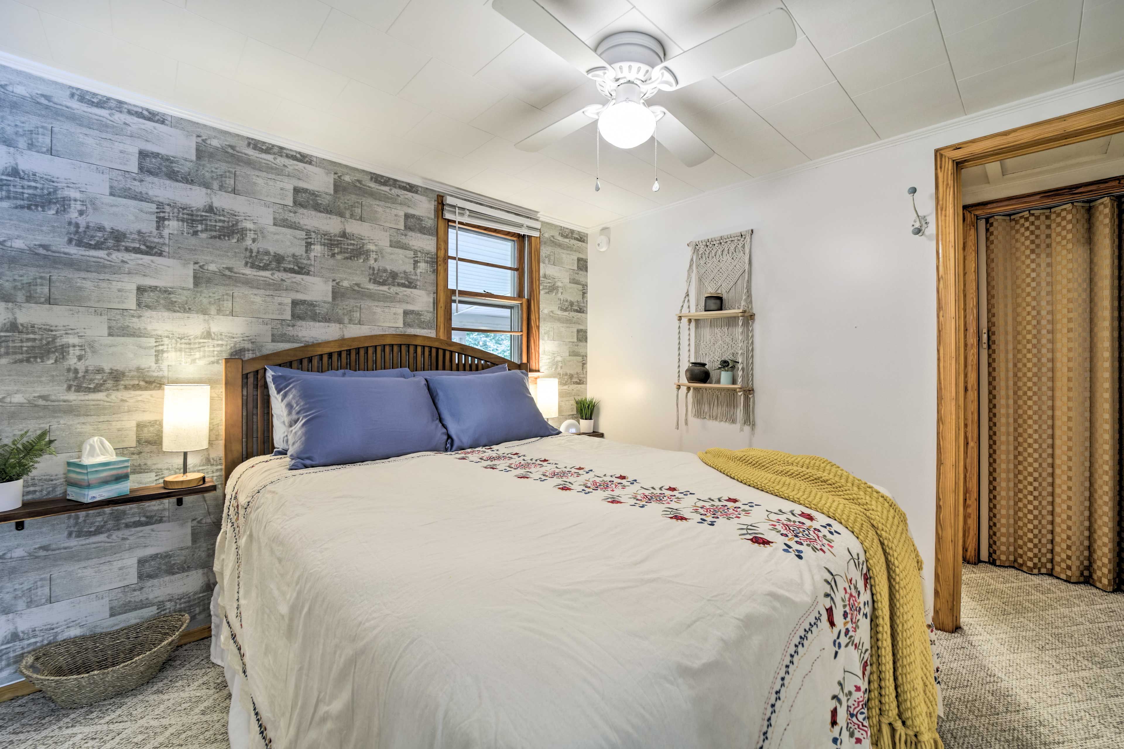Bedroom 1 | Queen Bed