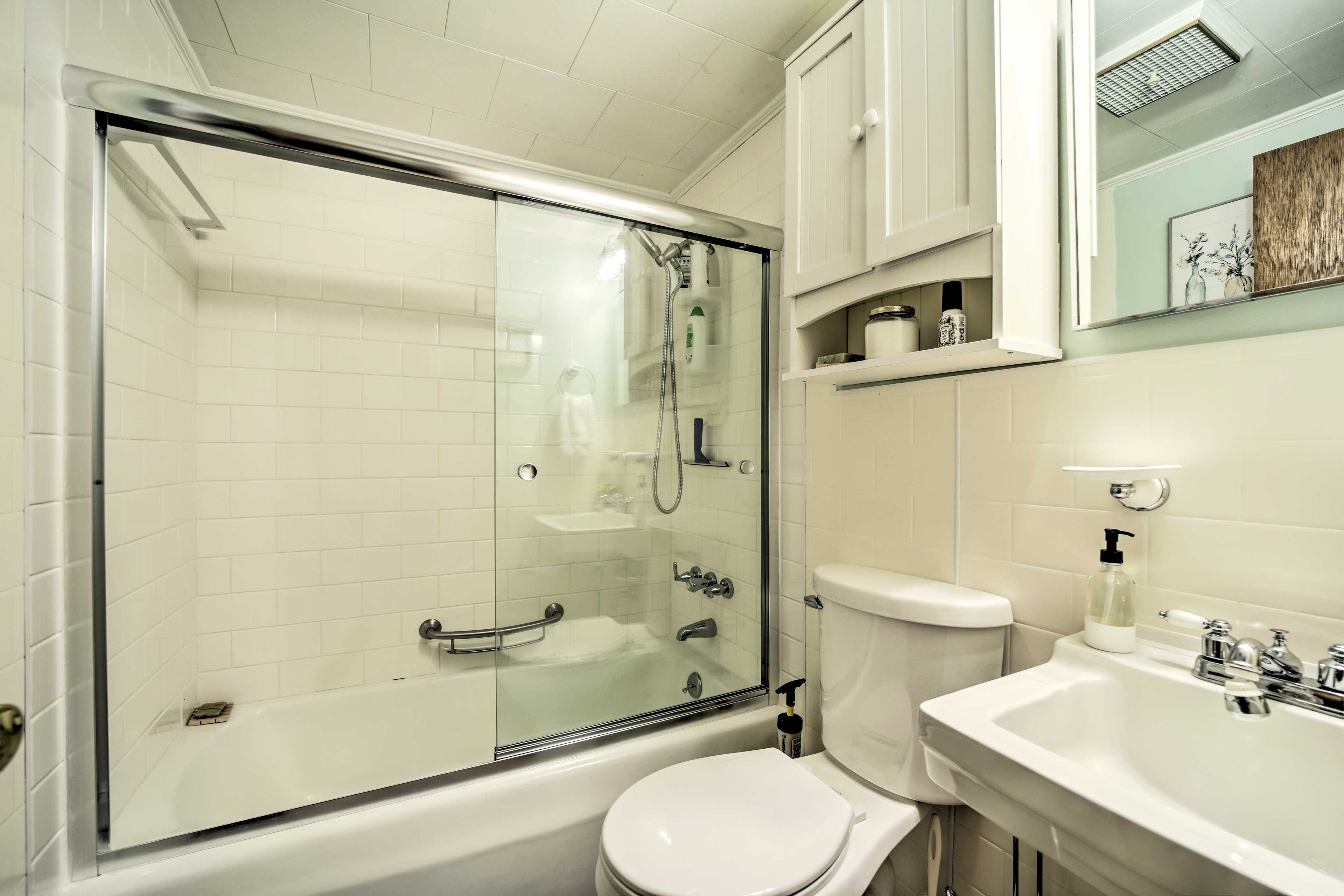Full Bathroom | Linens & Towels | Complimentary Toiletries | Hair Dryer