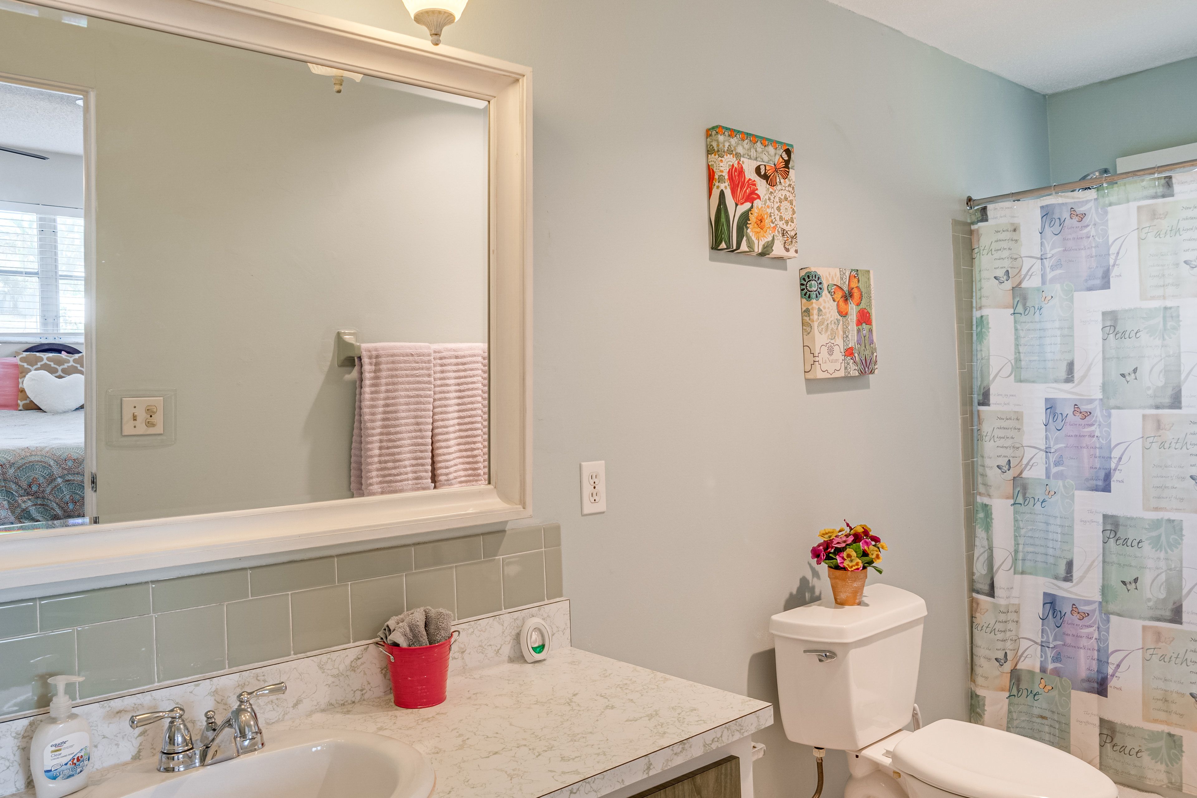 En-Suite Bathroom | Towels Provided | Shower/Tub Combo