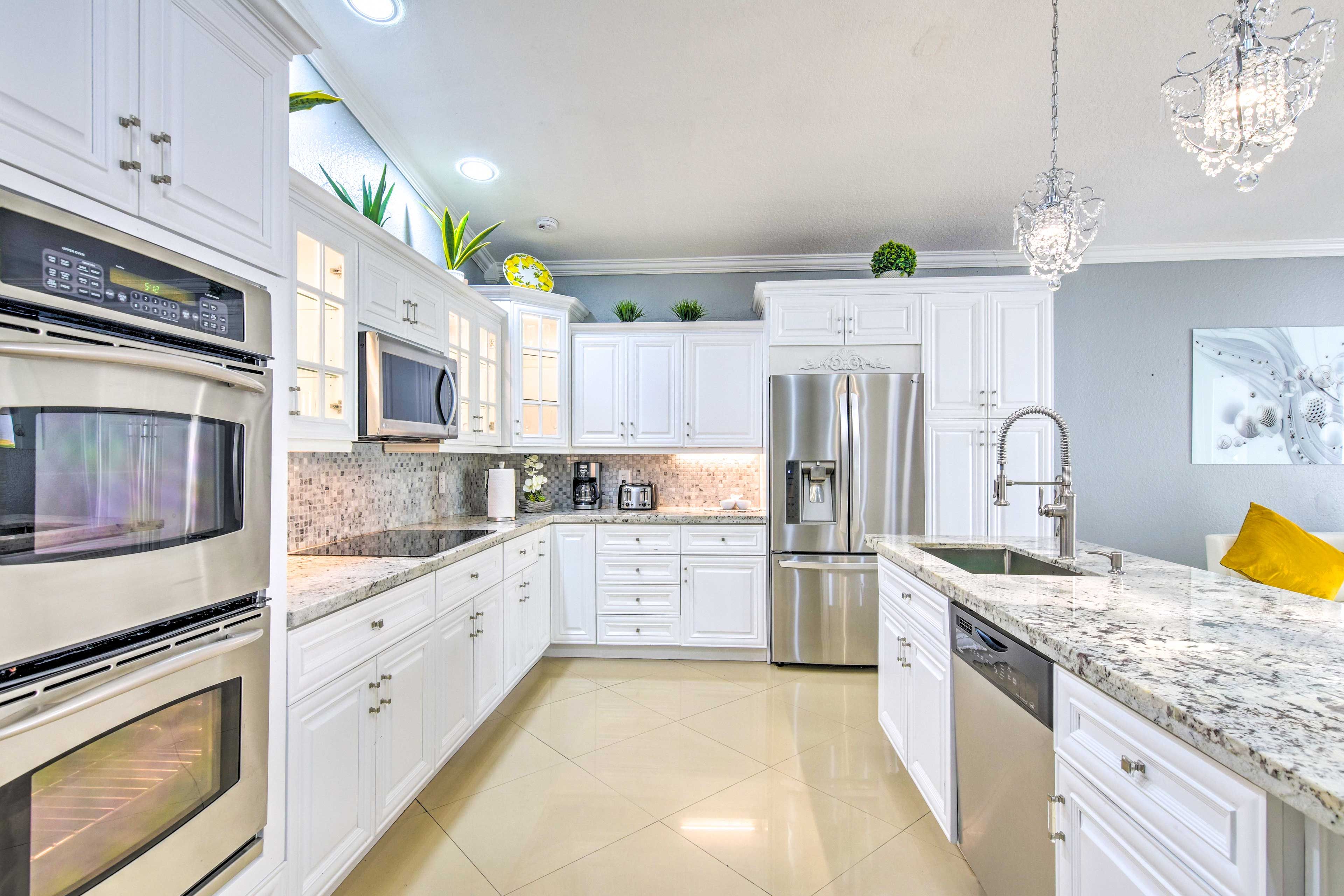 Kitchen | Fully Equipped | Coffee Maker & Coffee Grinder | Cooking Basics