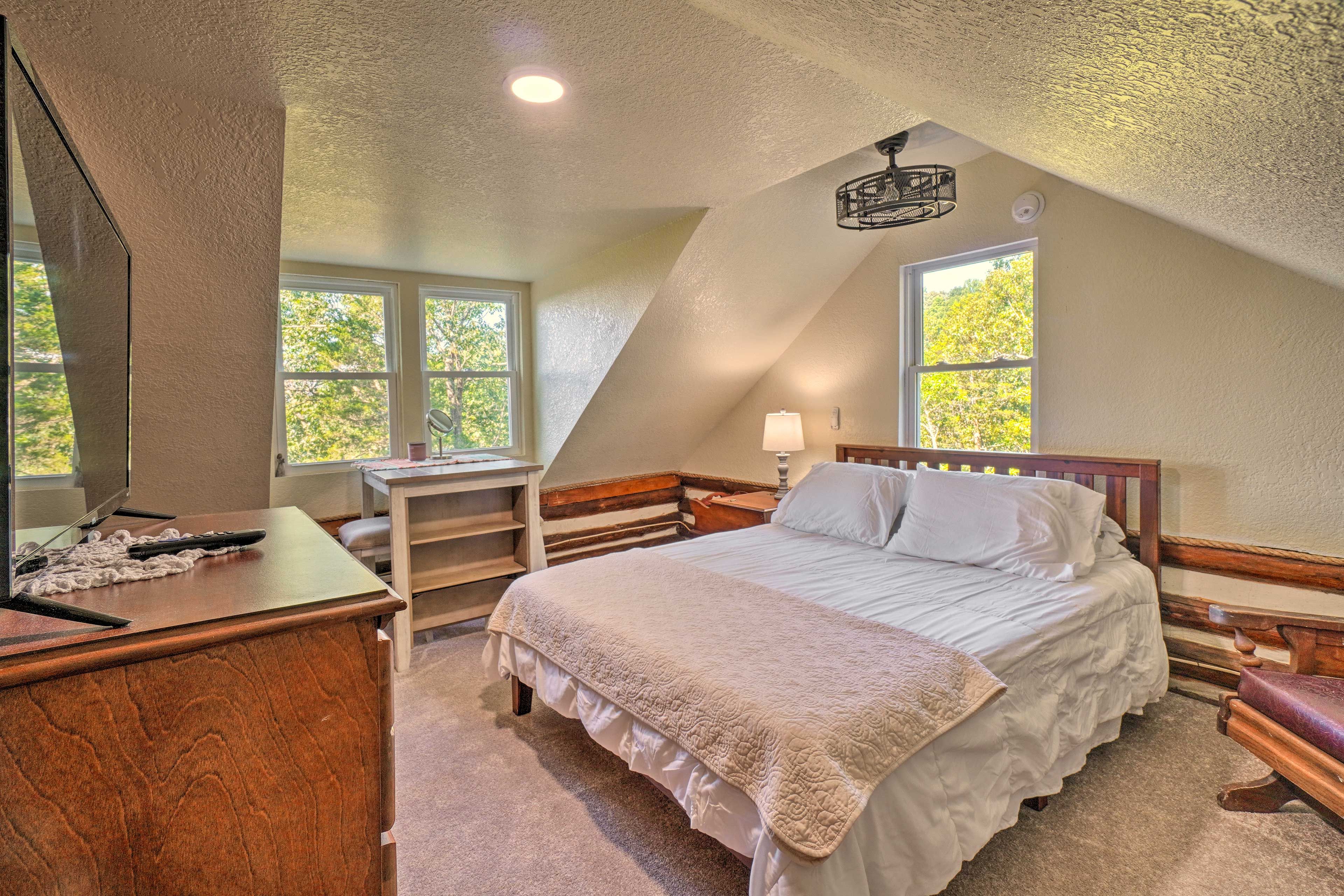 Bedroom 1 | Queen Bed | Smart TV | 2nd Floor