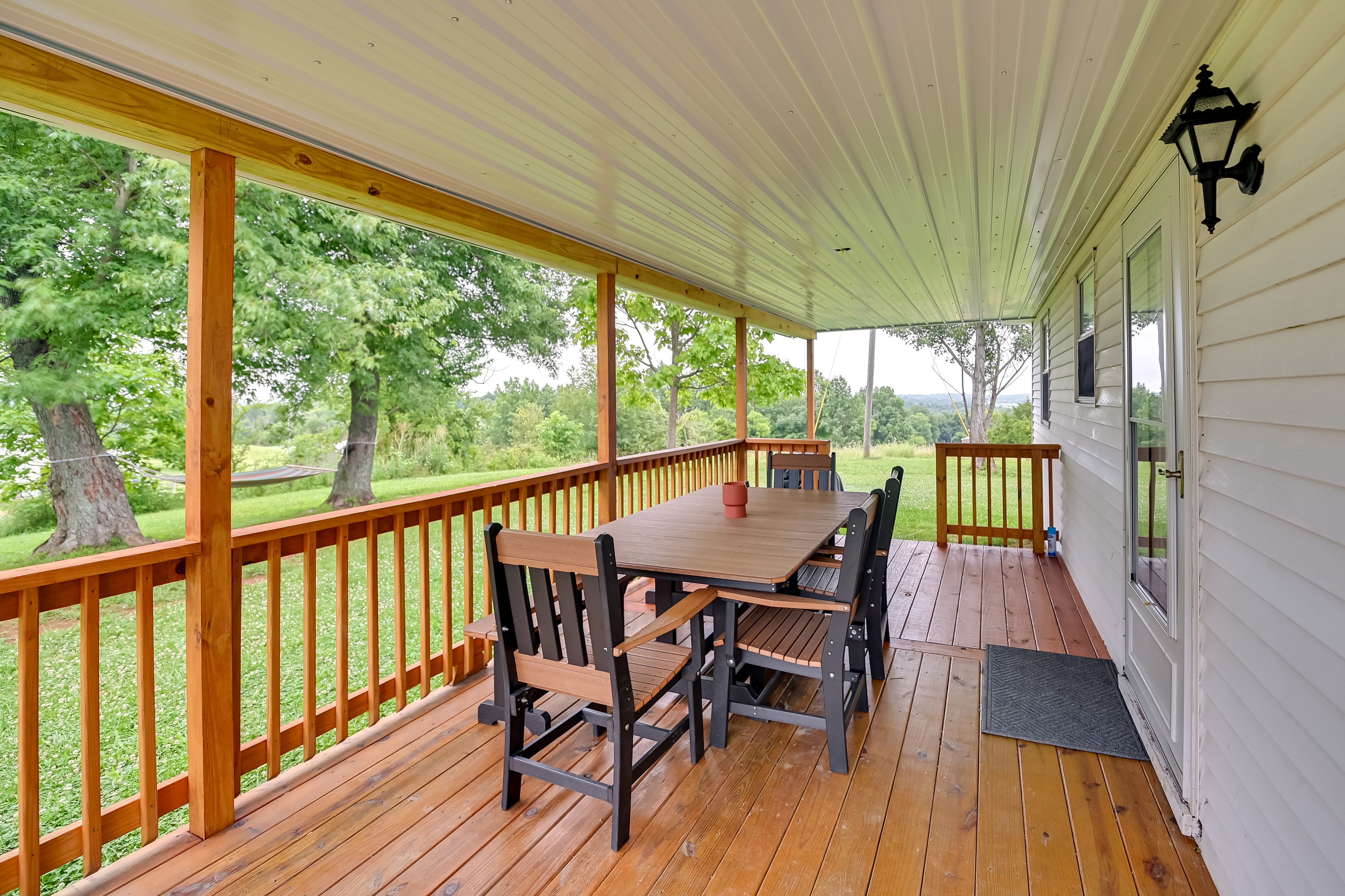 Covered Porch | Outdoor Dining