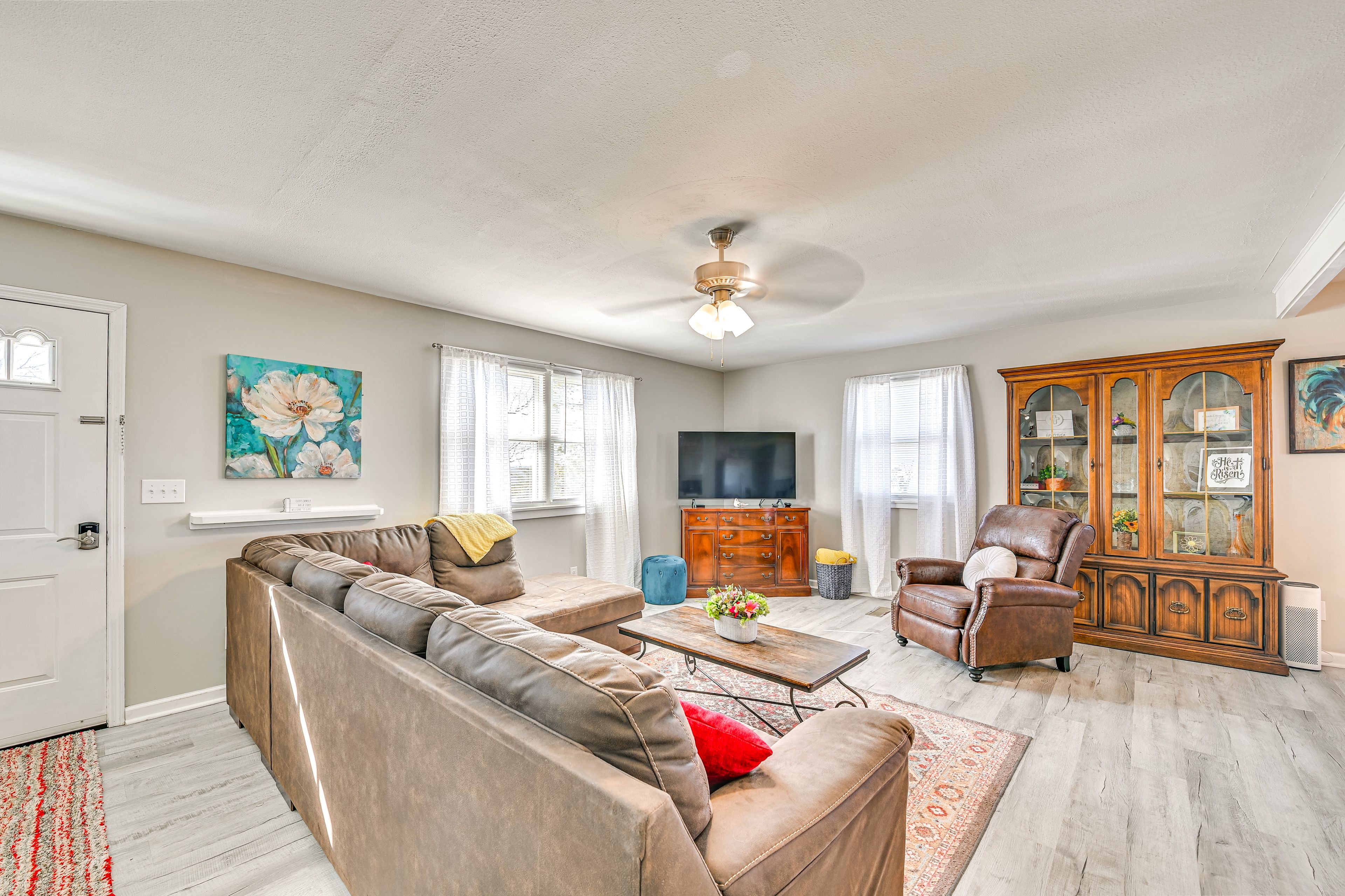 Living Room | Smart TV | Free WiFi | Open Floor Plan