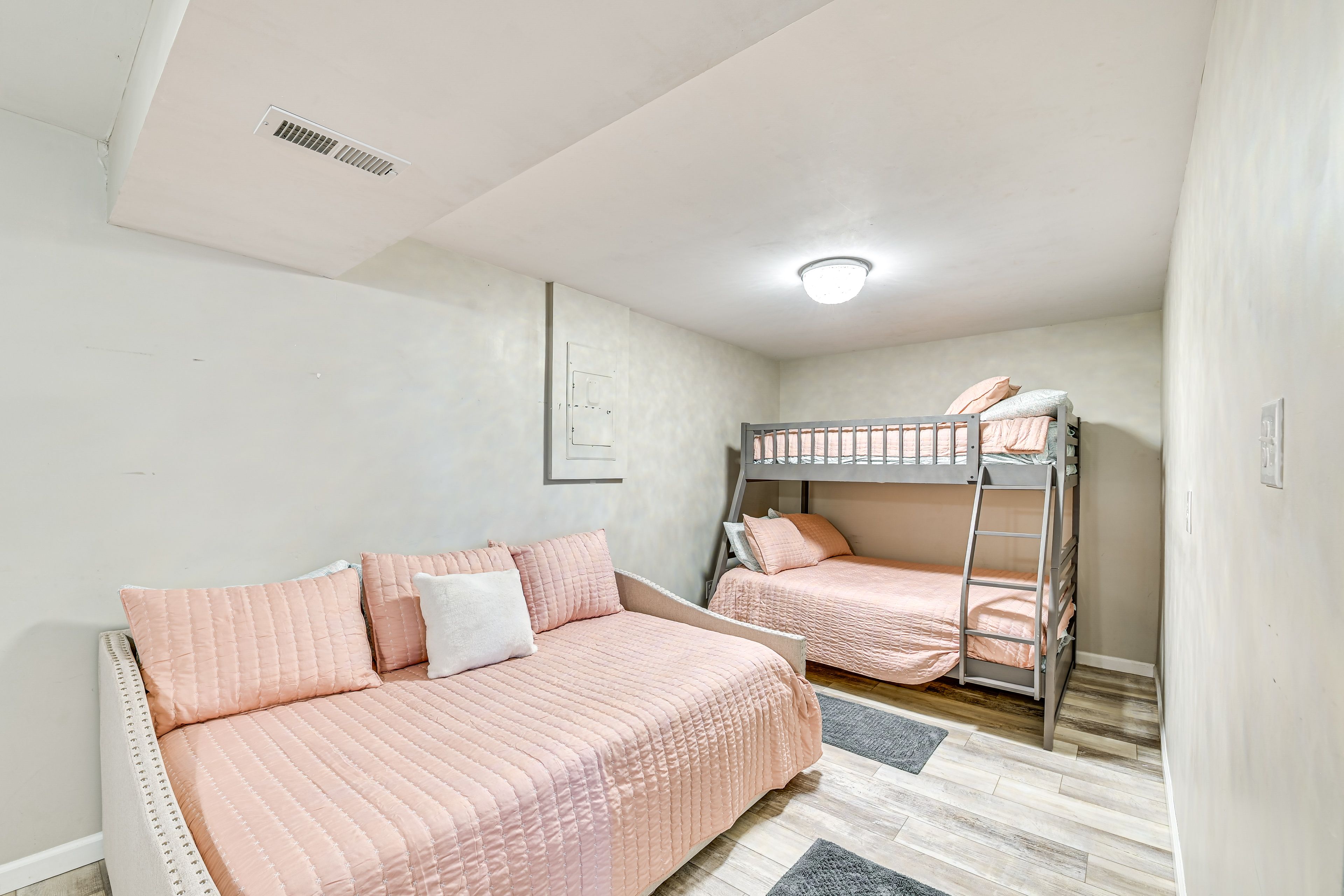 Downstairs Sleeping Nook | Twin Daybed | Twin/Full Bunk Bed