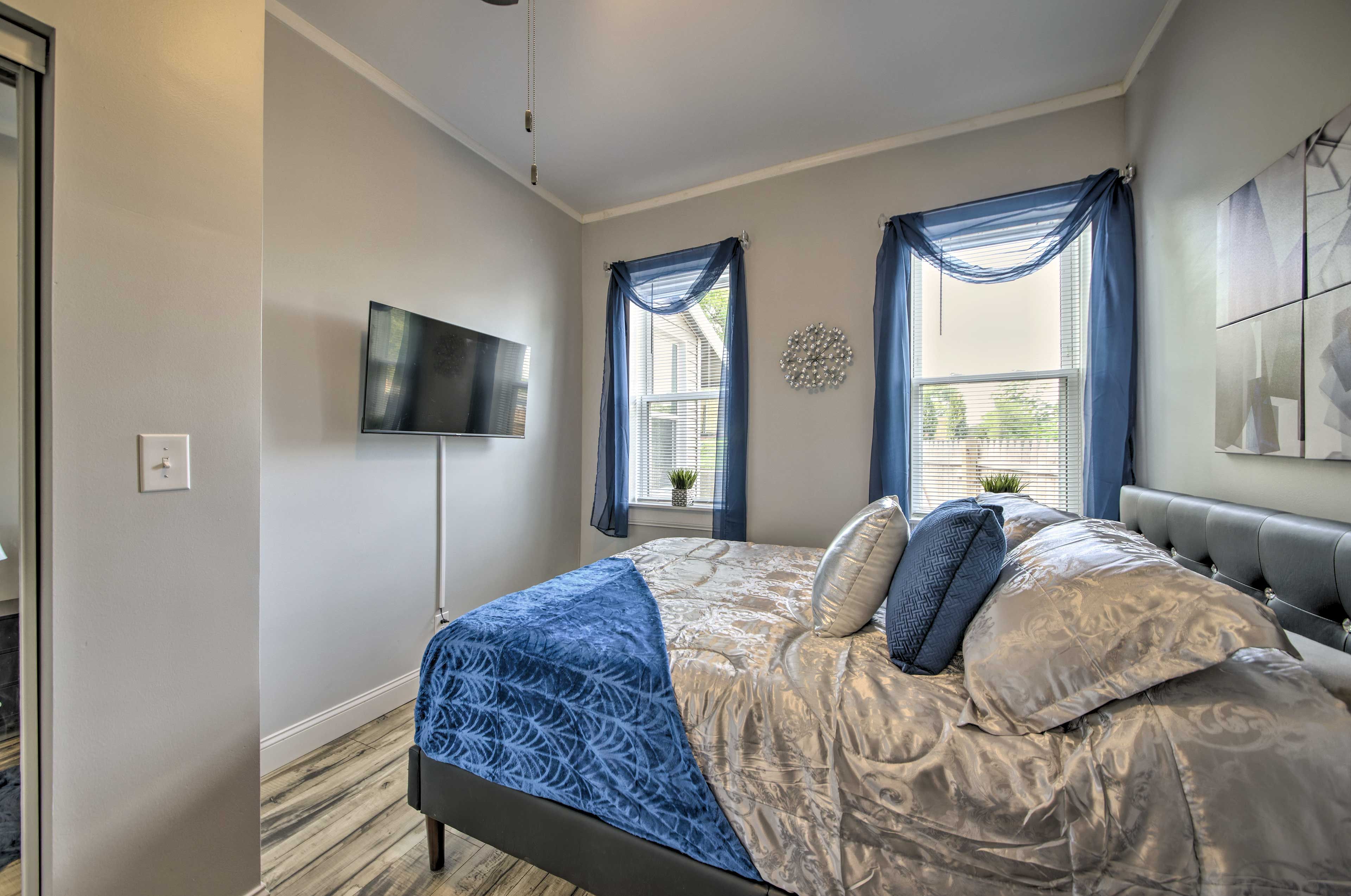 Bedroom 2 | Queen Bed | Smart TV