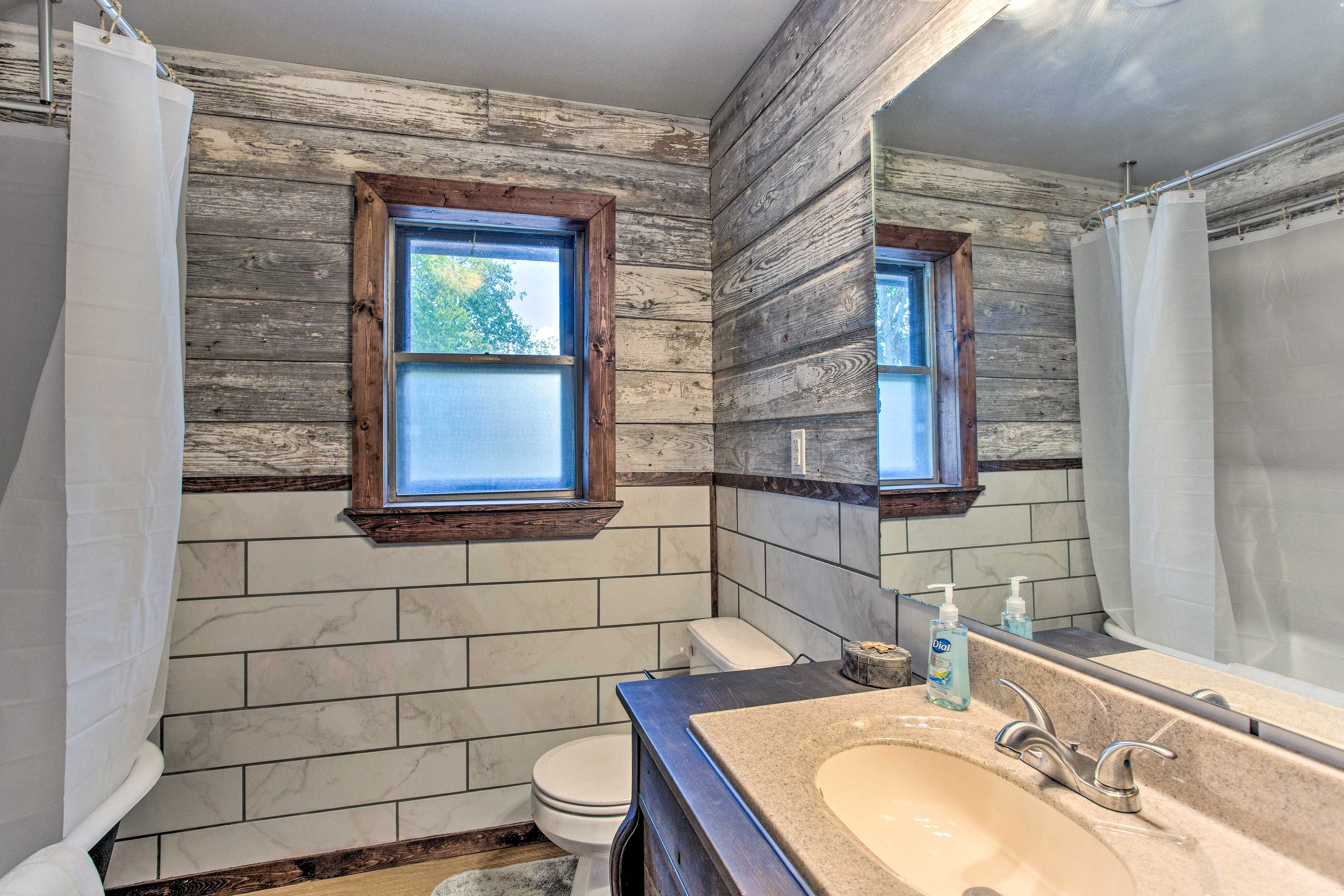 Full Bathroom | Complimentary Toiletries