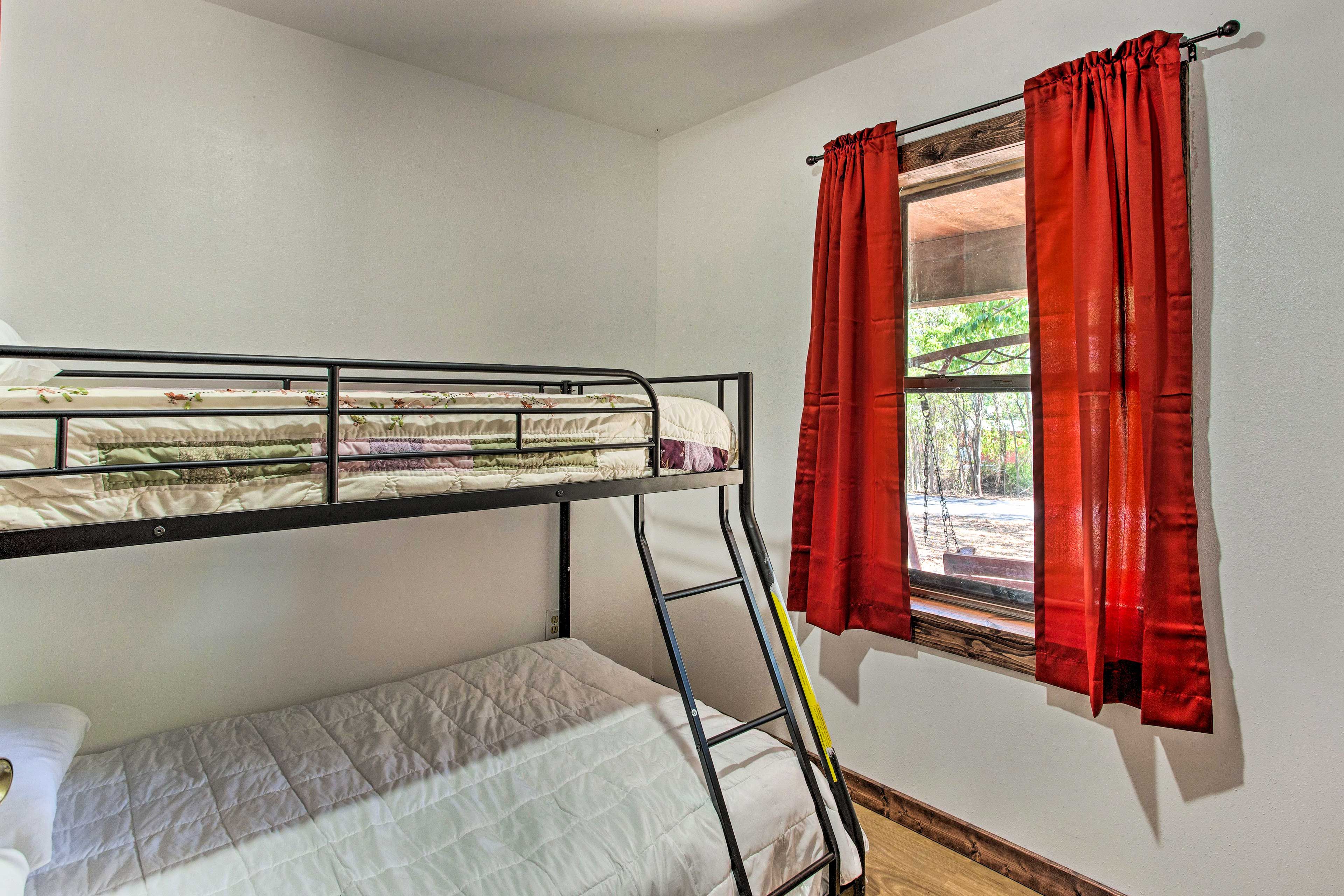 Bedroom 4 | Twin/Full Bunk Bed
