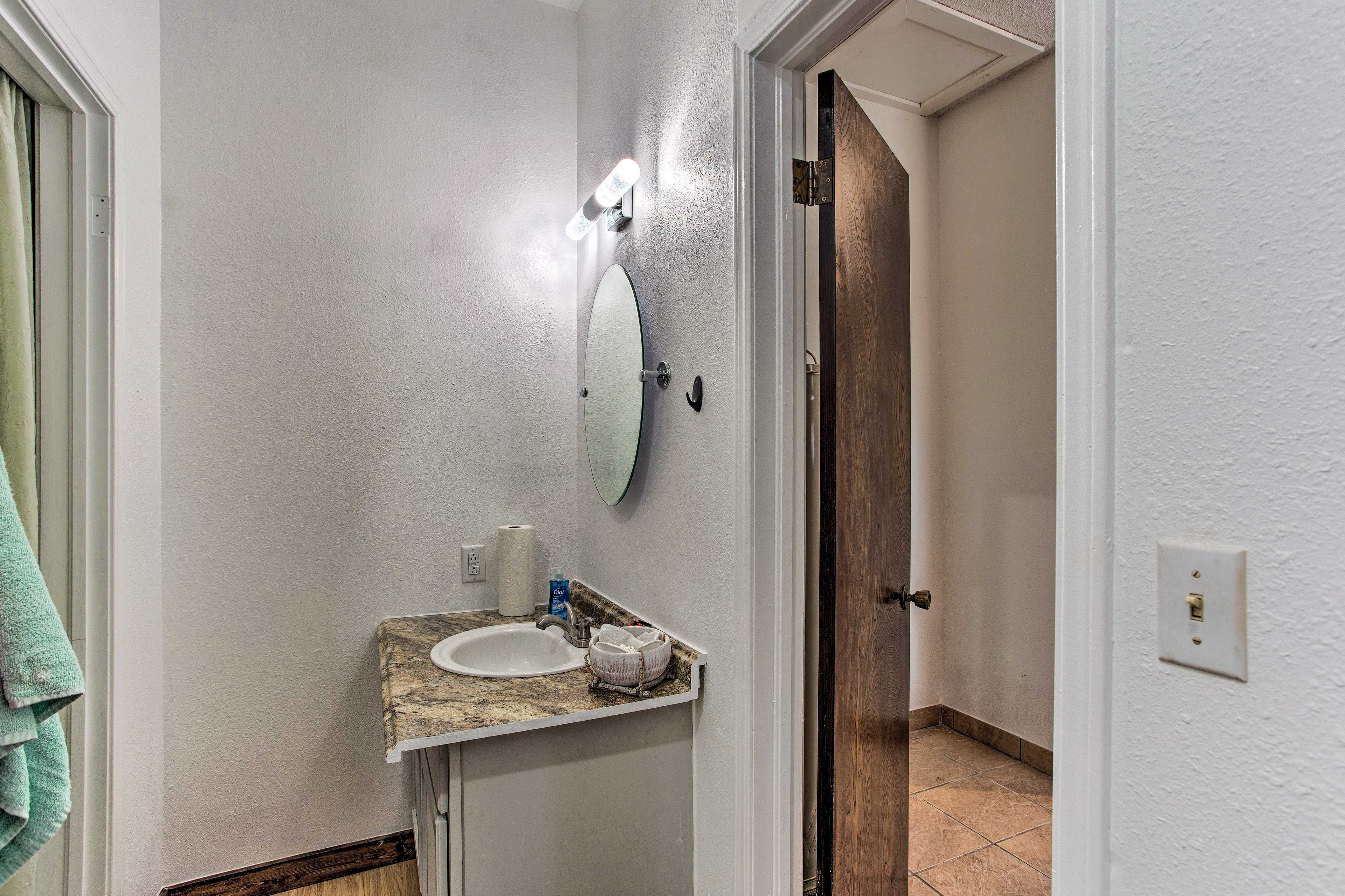Full Bathroom | Complimentary Toiletries