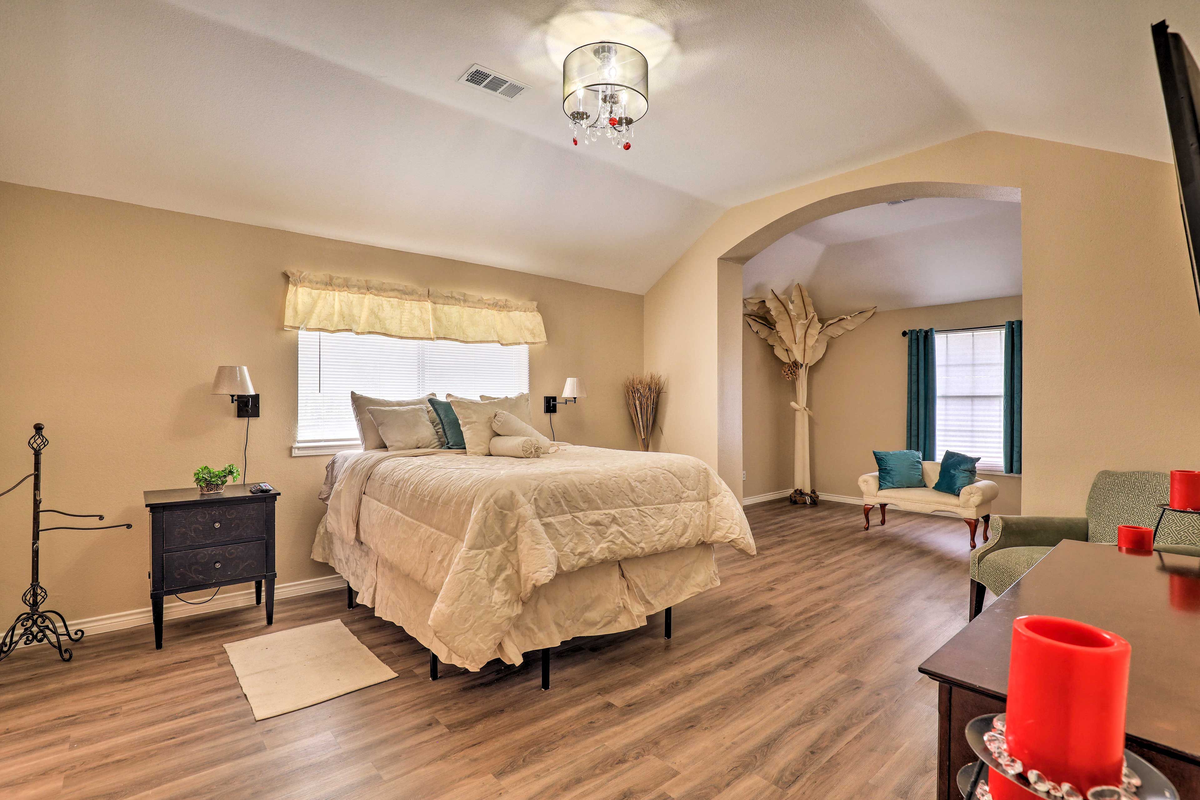 Bedroom 1 | Queen Bed | Linen Provided | 2nd Floor