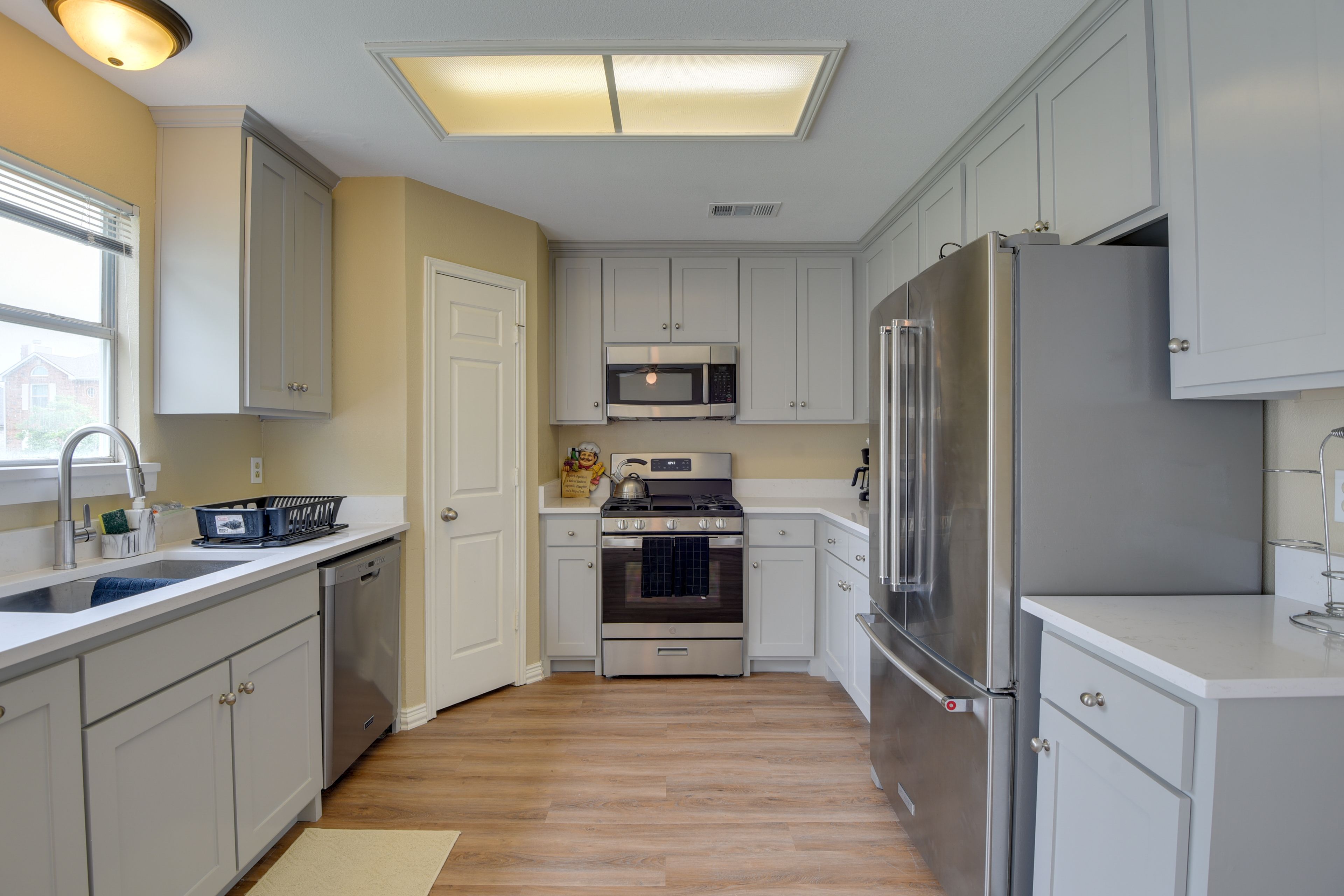 Kitchen | Coffee Maker | Cooking Basics | Paper Towels/Trash Bags Provided