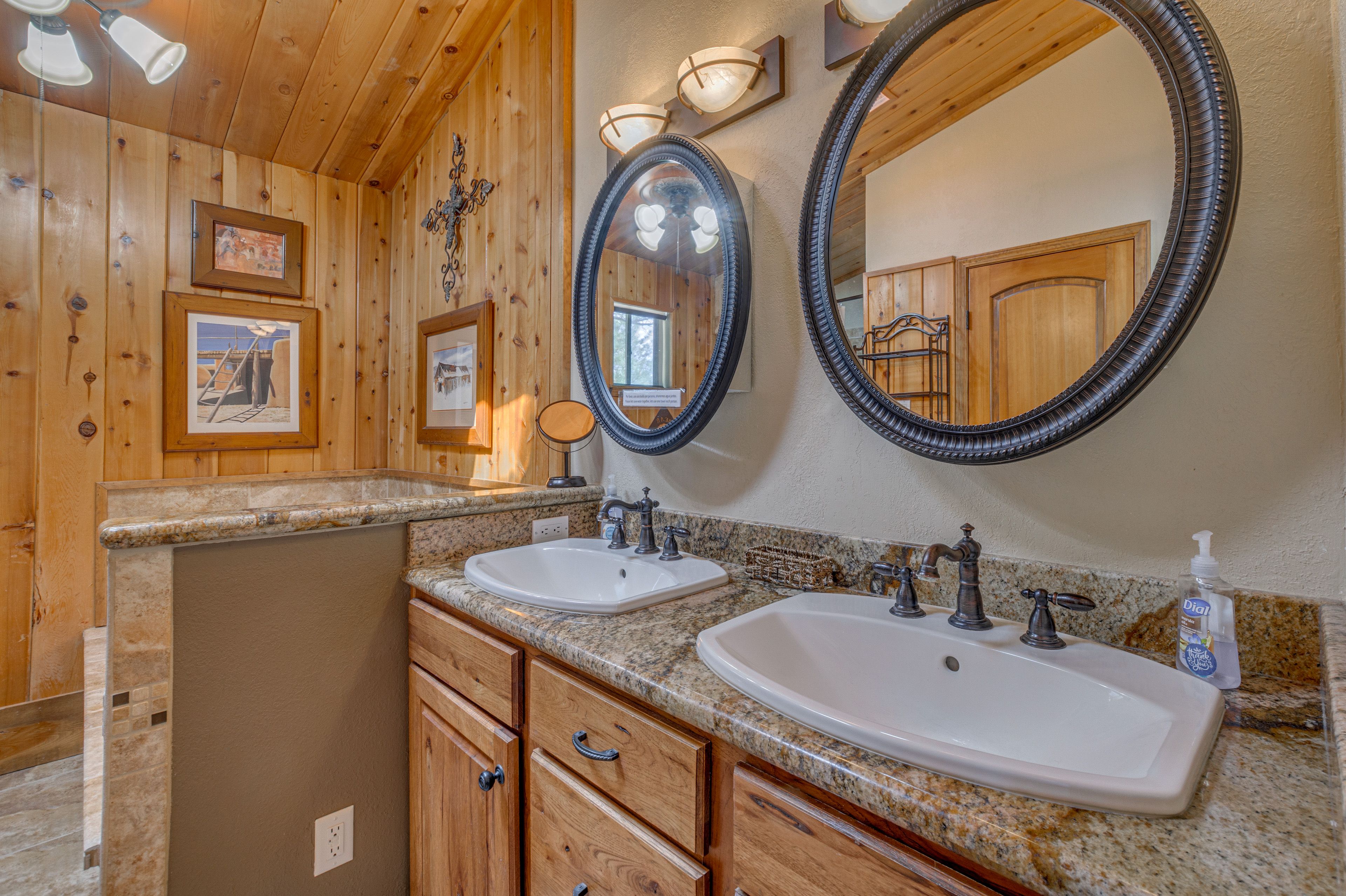 Full En-Suite Bathroom | Complimentary Toiletries | Jetted Tub