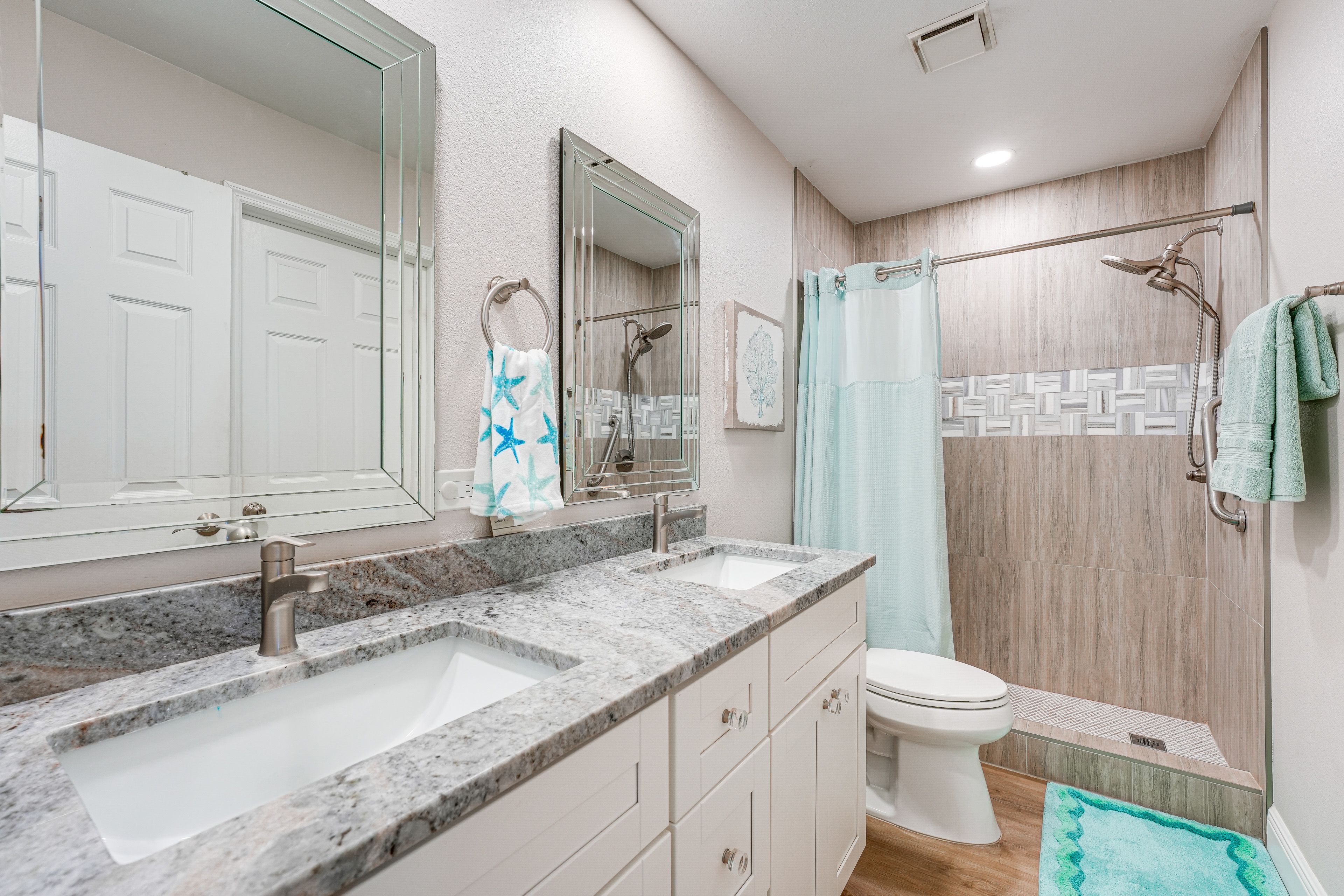 Full Bathroom | Towels Provided | Complimentary Toiletries