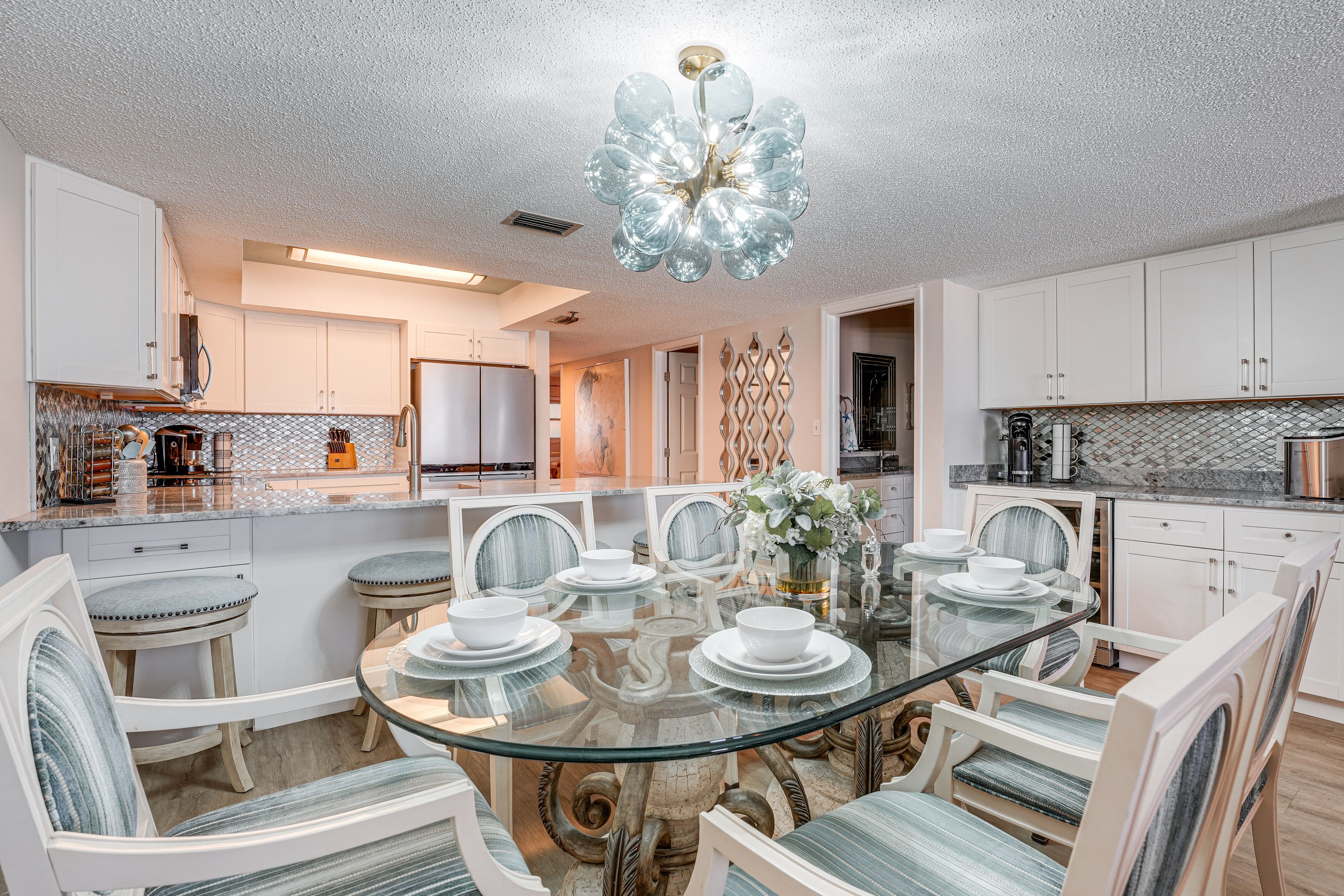 Dining Area & Kitchen