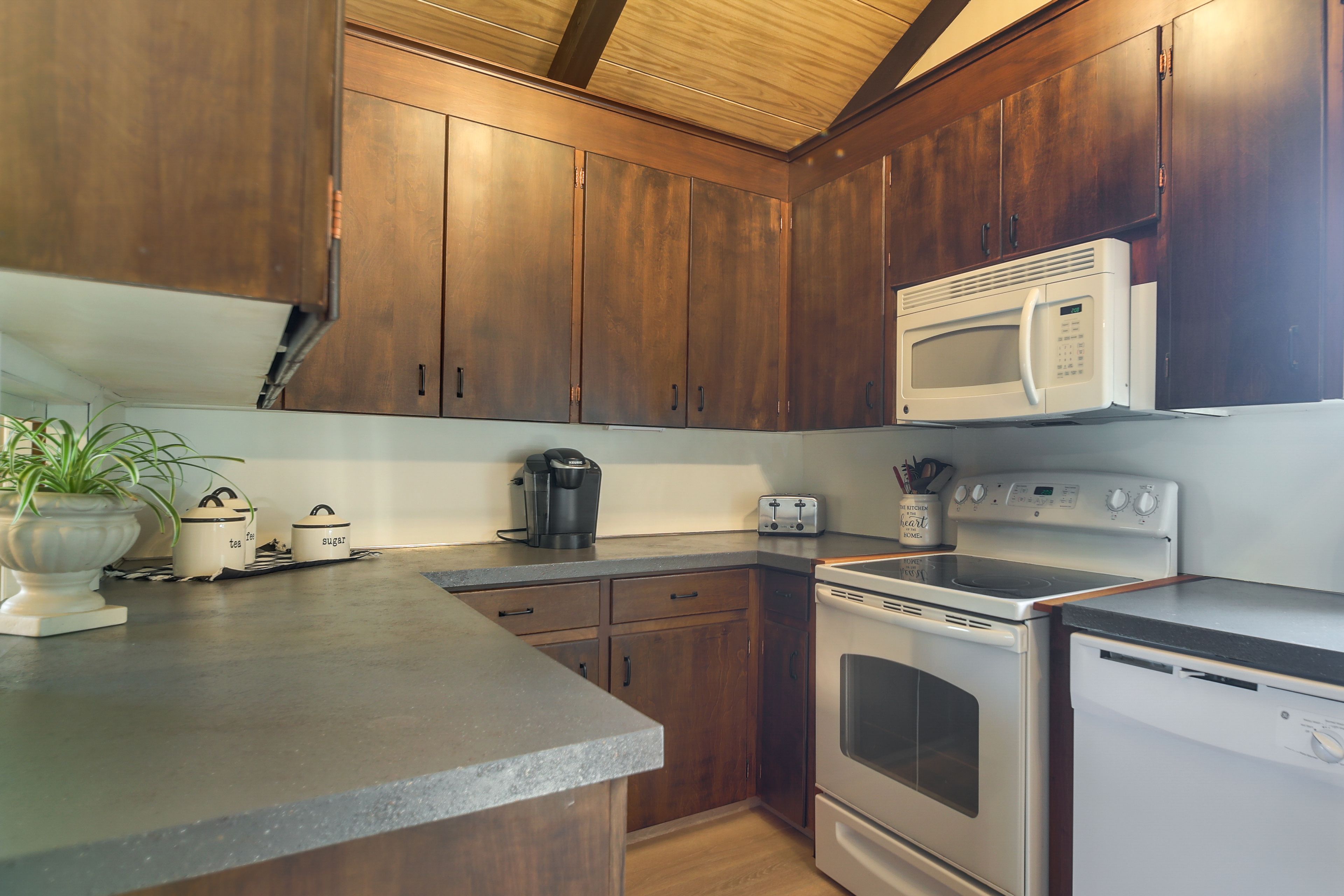 Kitchen | Cooking Basics | Coffee Maker | Paper Towels/Trash Bags Provided