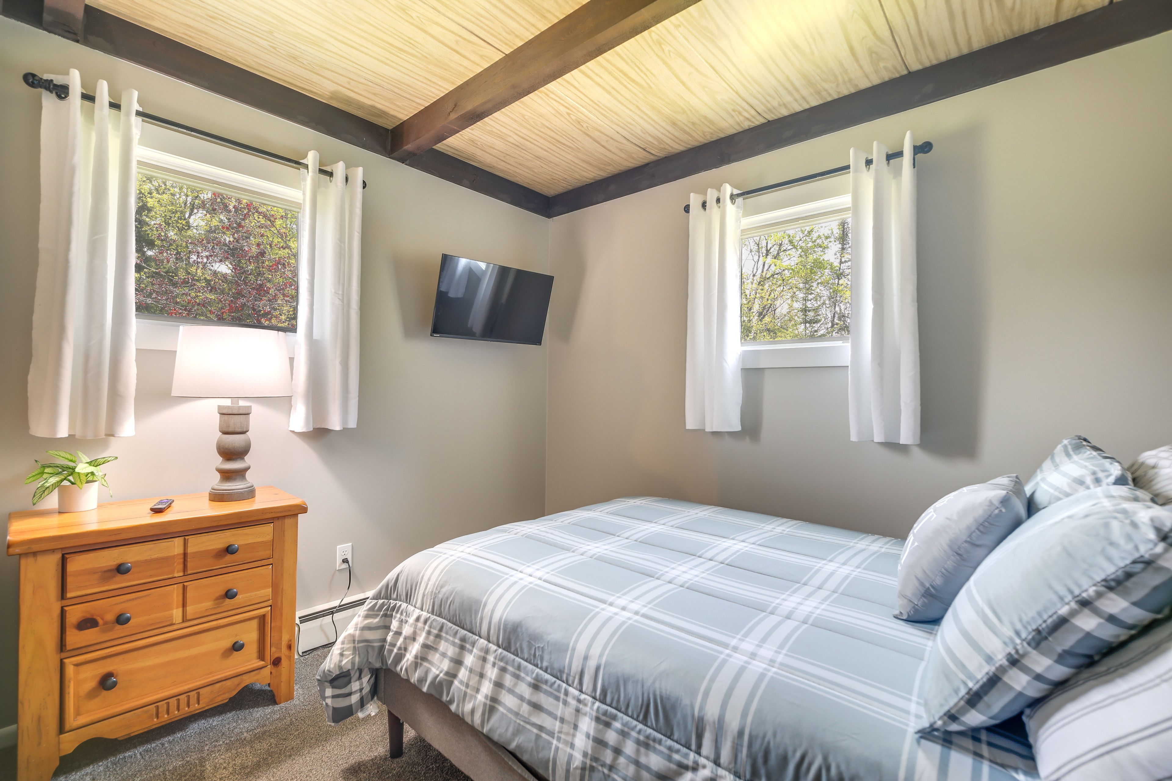 Bedroom 2 | Queen Bed