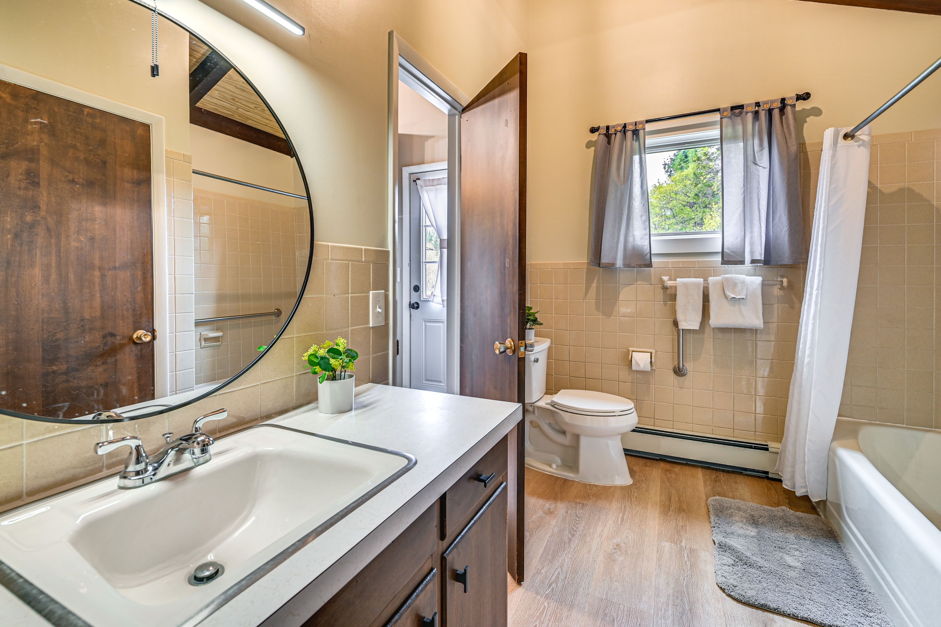 Full Bathroom