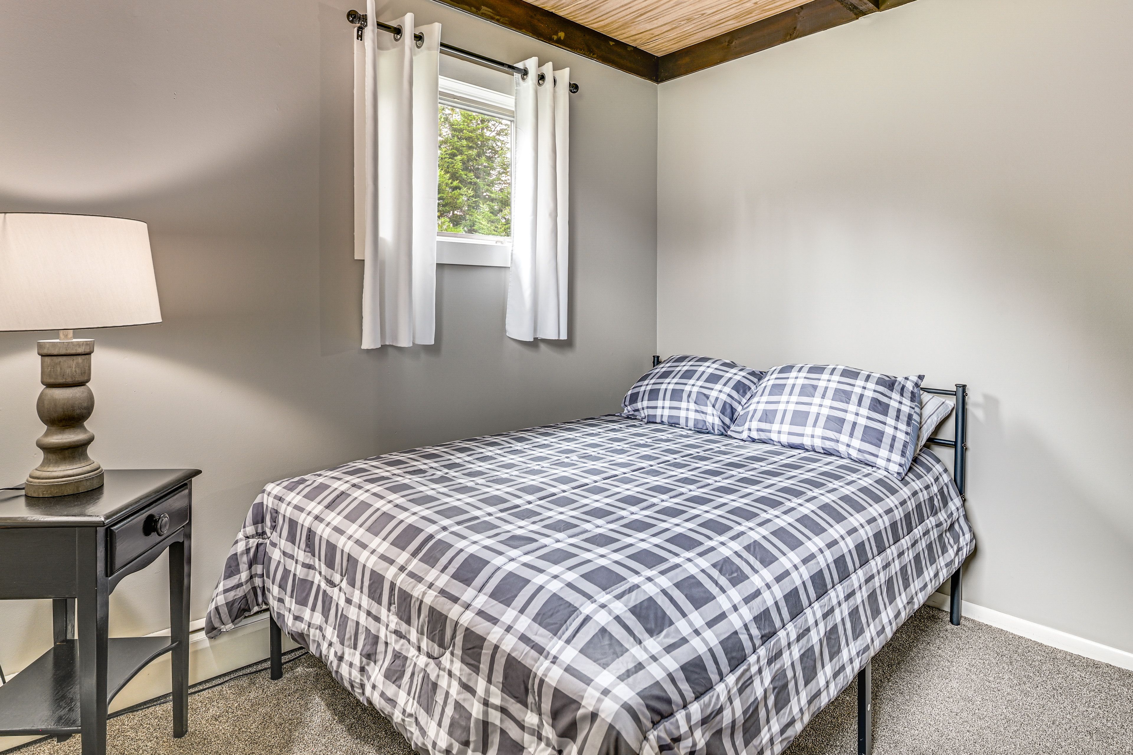 Bedroom 2 | Queen Bed