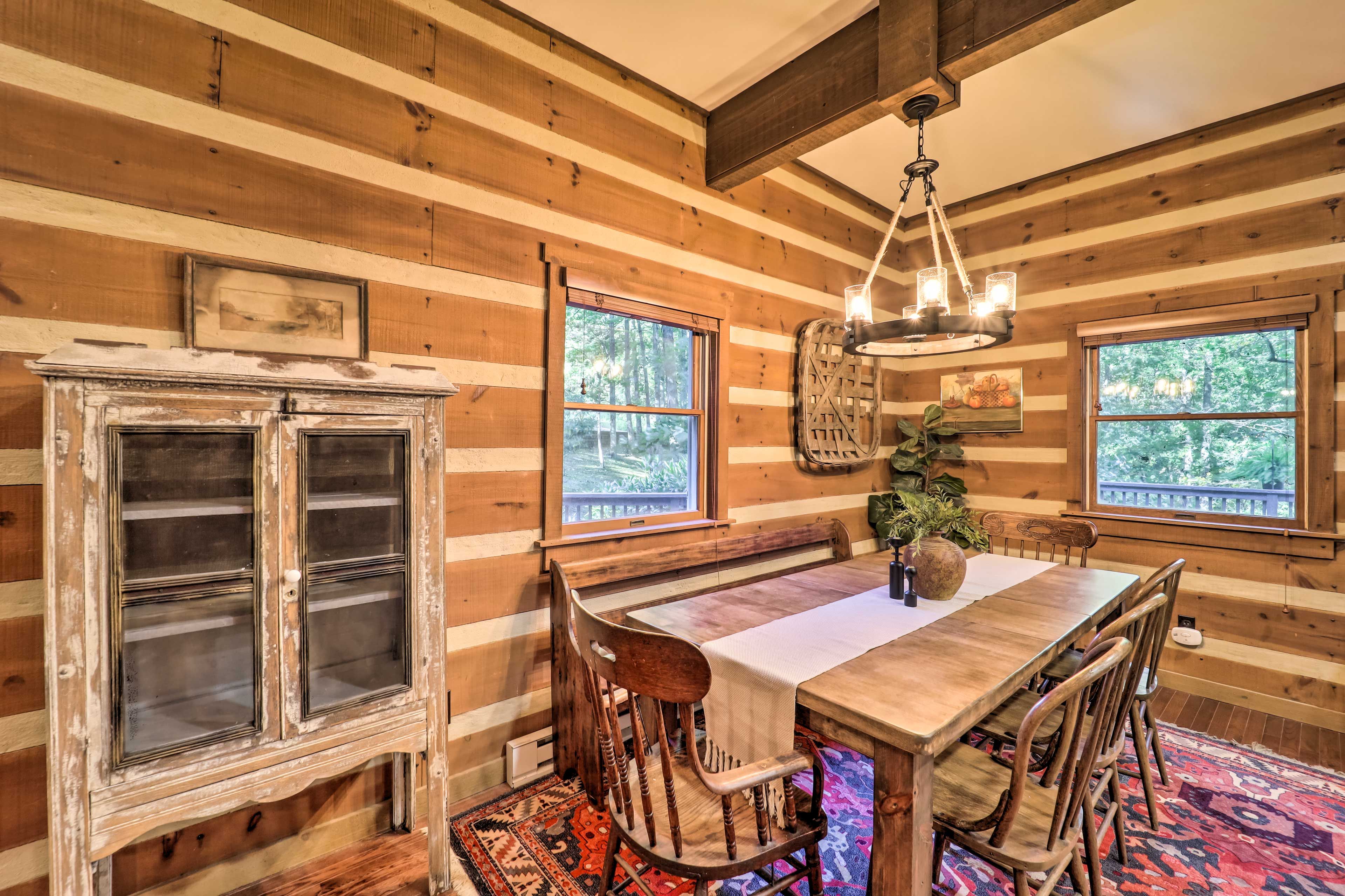 Dining Area | Dishware & Flatware Provided
