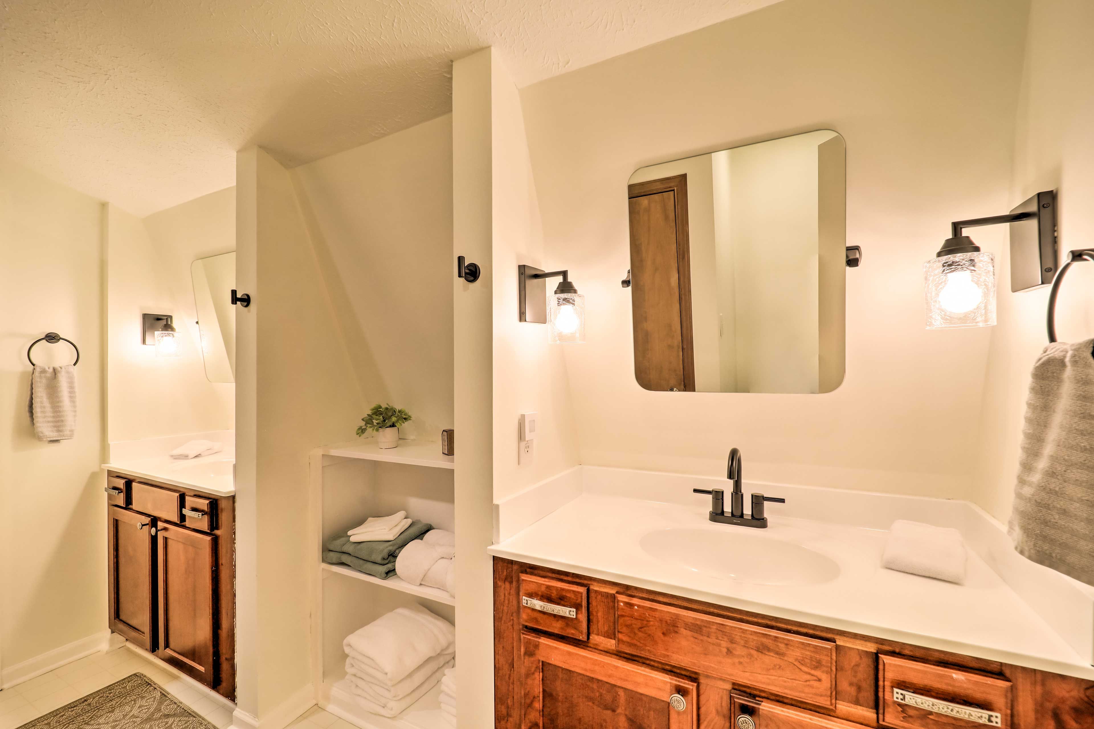 Jack-and-Jill Bathroom | Towels Provided