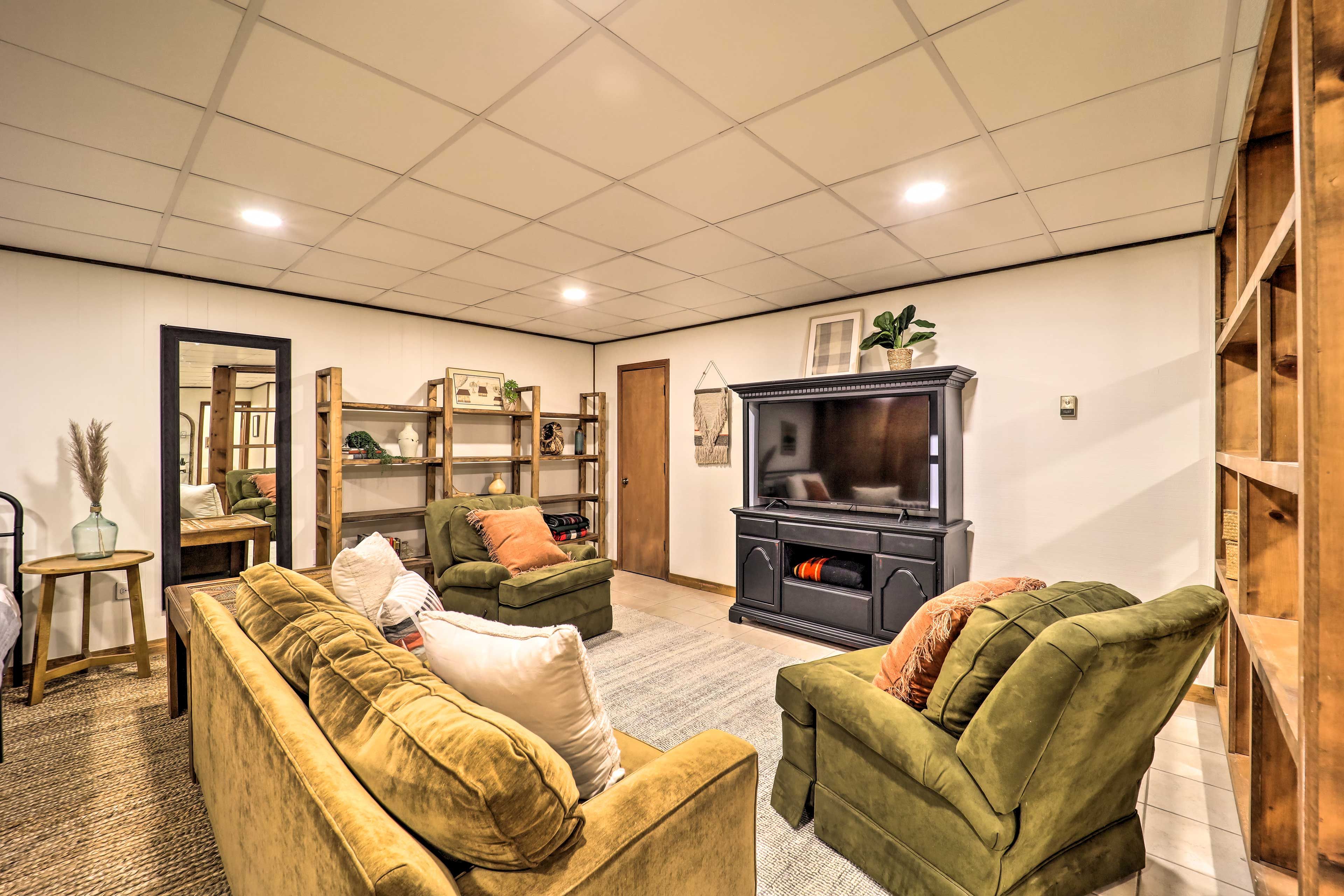 Basement Living Room | Queen Bed | Smart TV