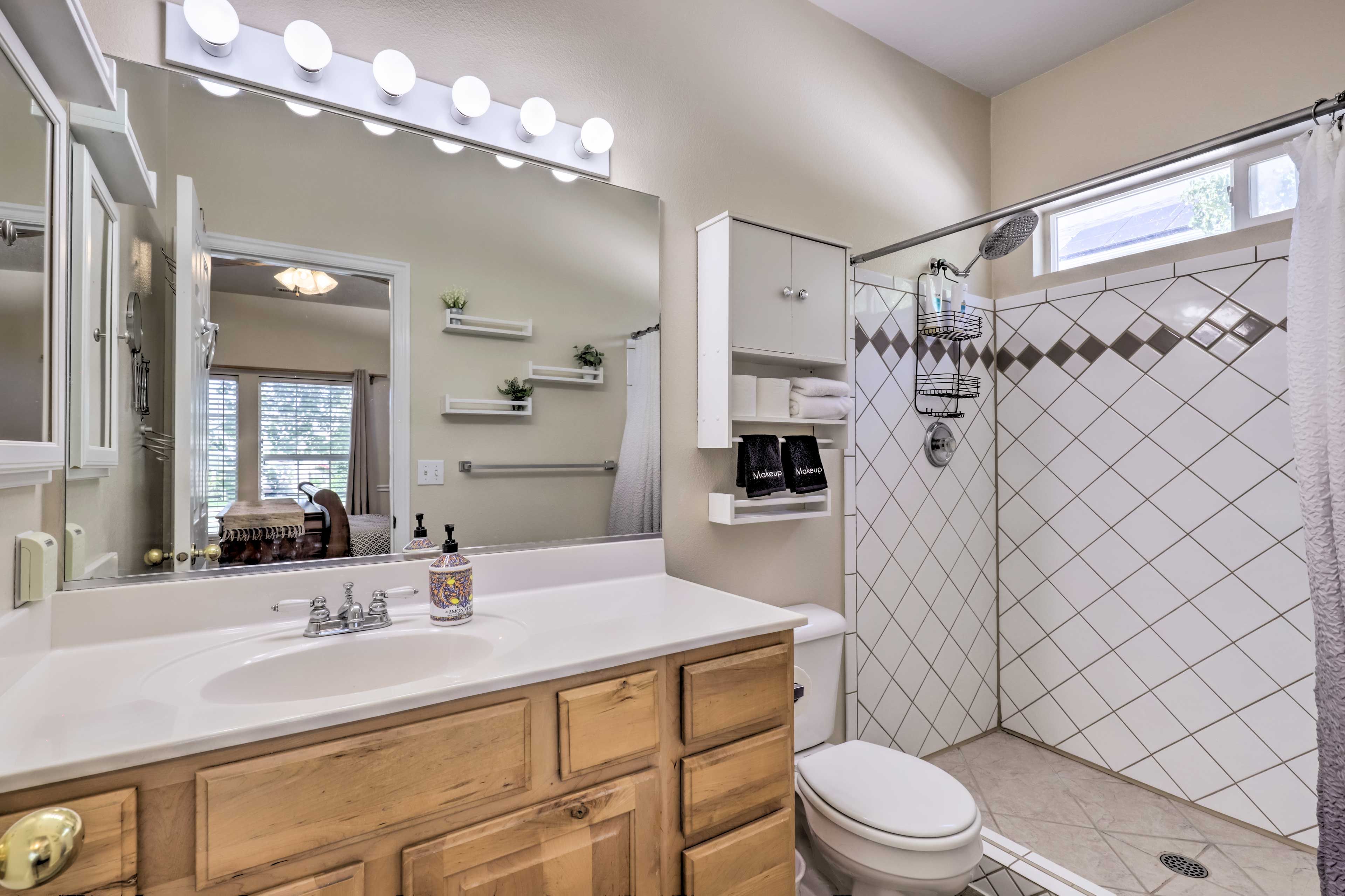 En-Suite Bathroom | Towels Provided | Complimentary Toiletries