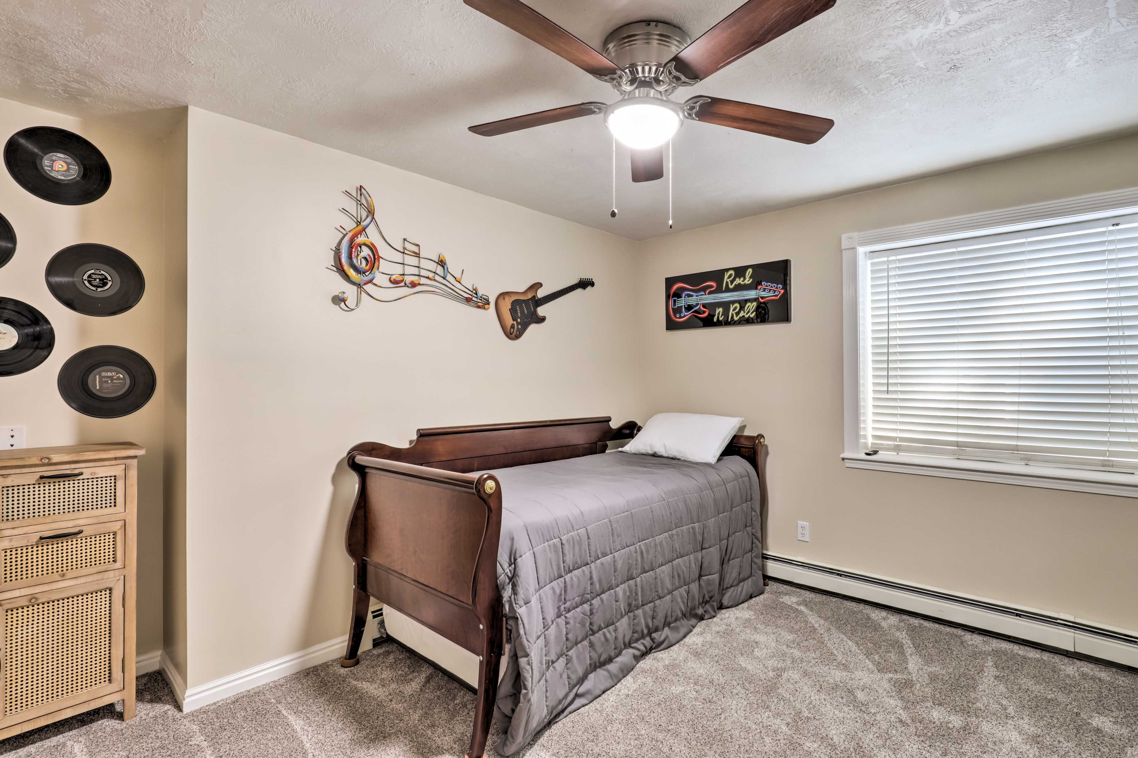 Bedroom 3 | Twin Daybed w/ Twin Trundle
