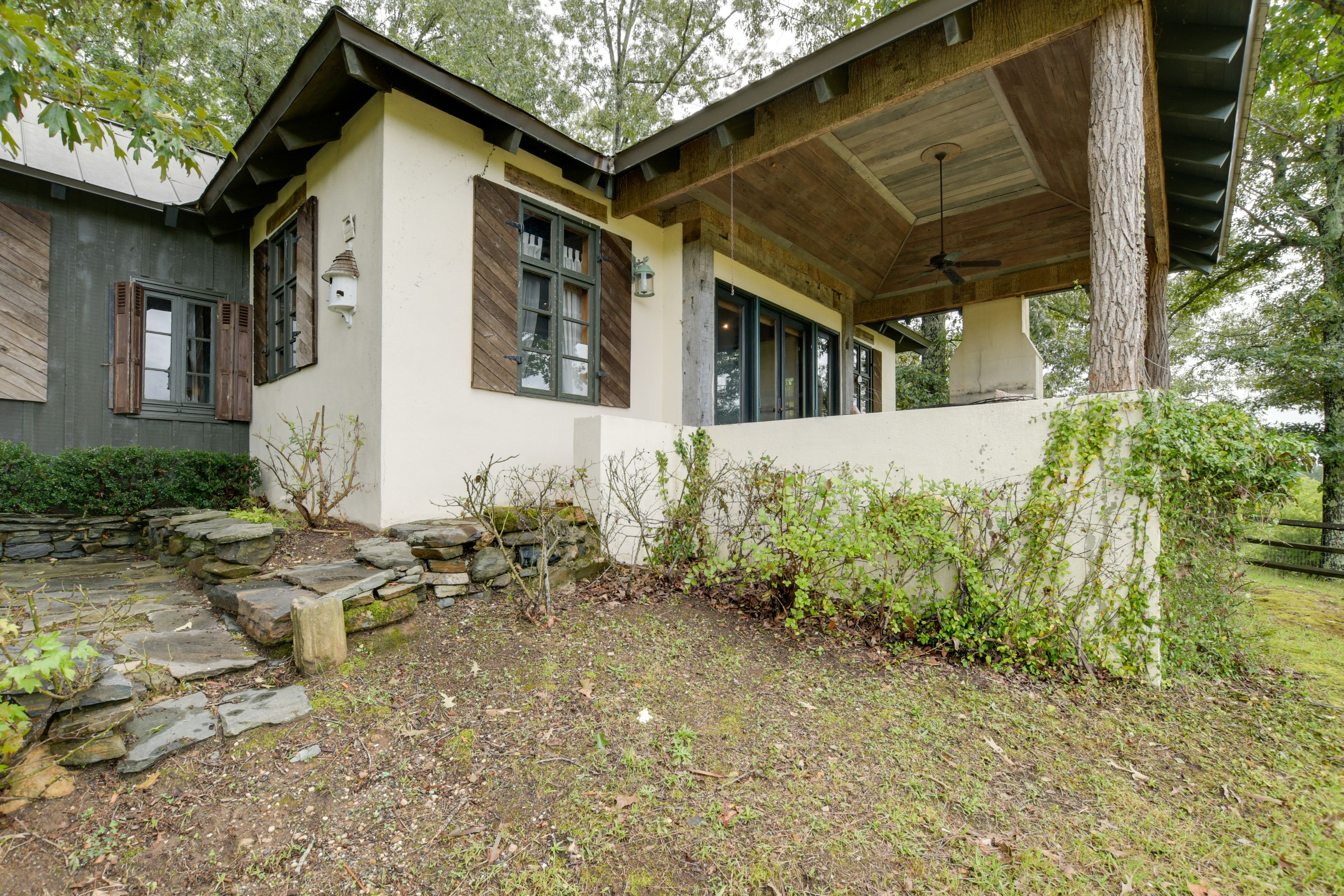 Property Exterior | Driveway (3 Vehicles)