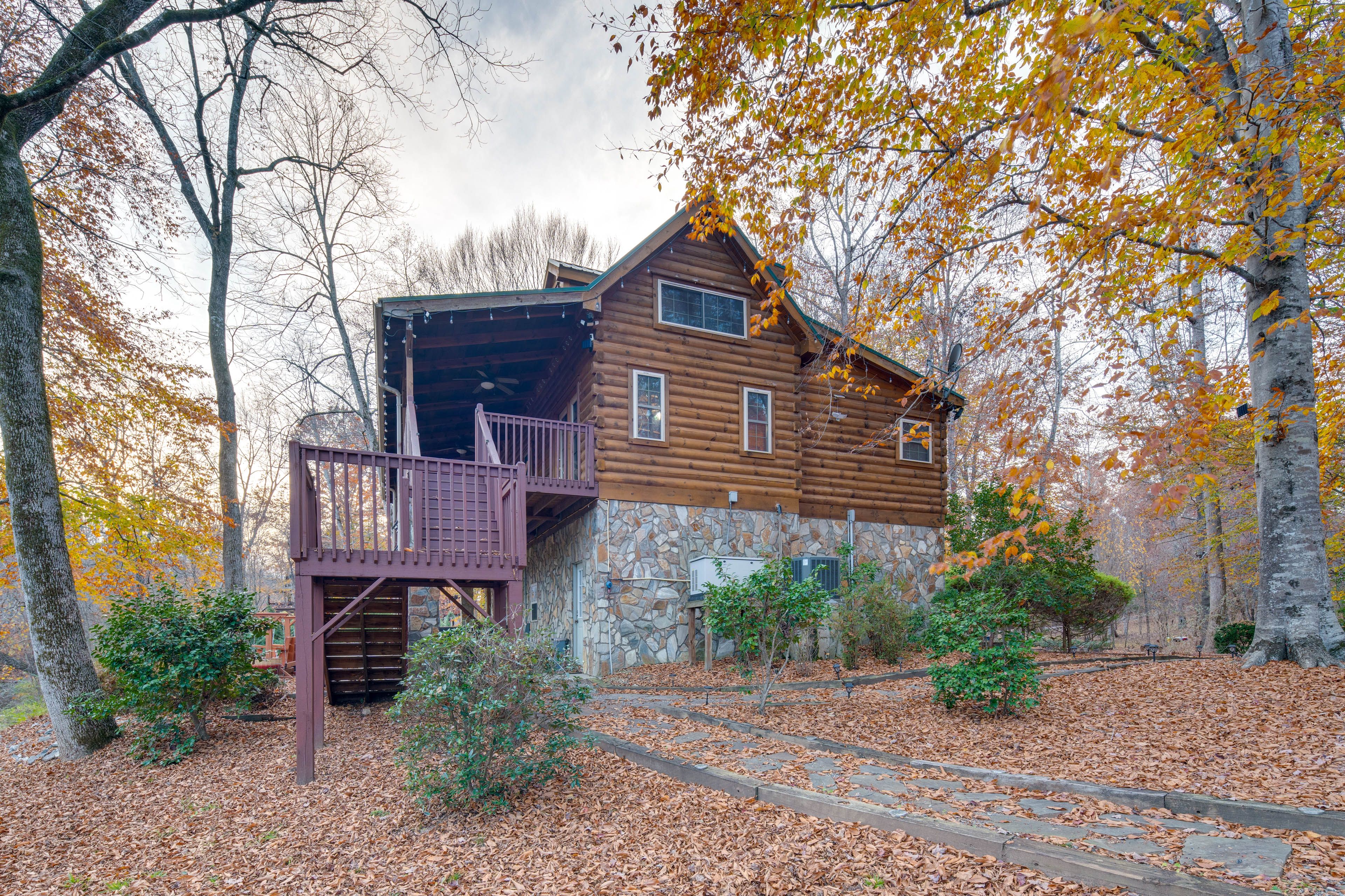 Cabin Exterior | 6 Exterior Security Cameras (Facing Out)