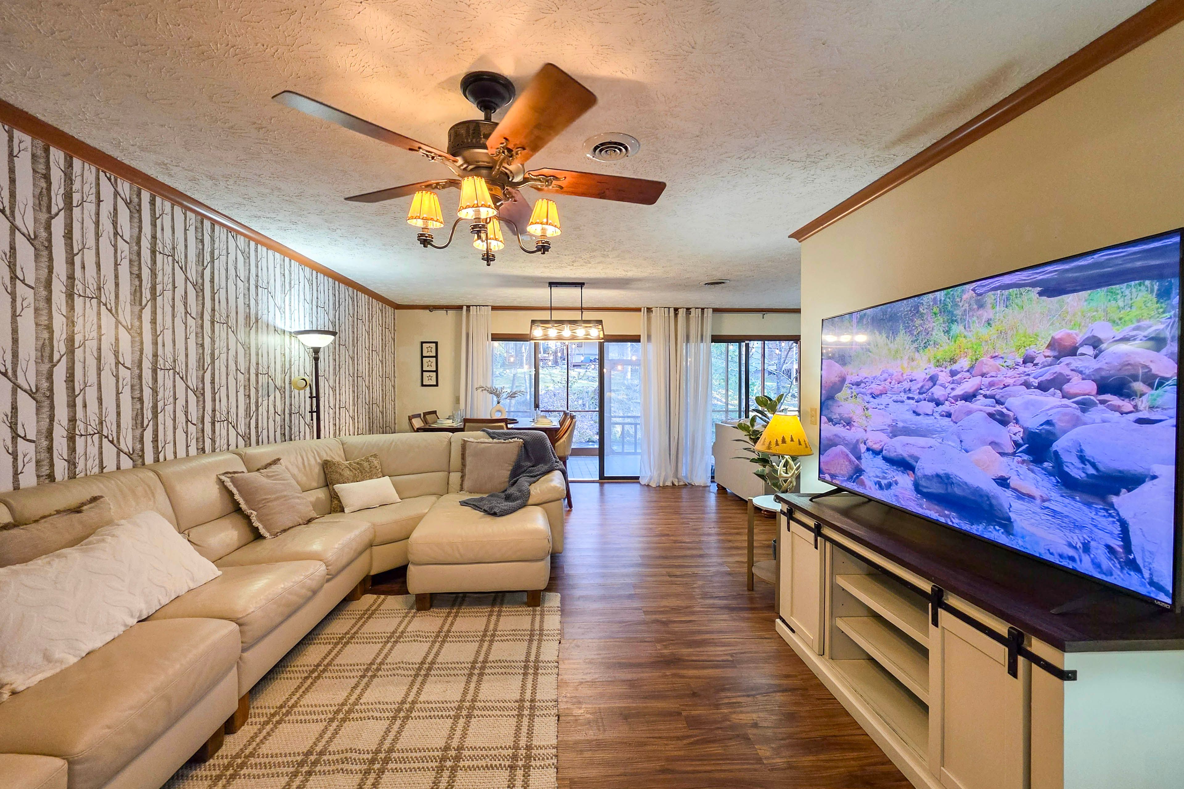 Living Room | Smart TV w/ Cable