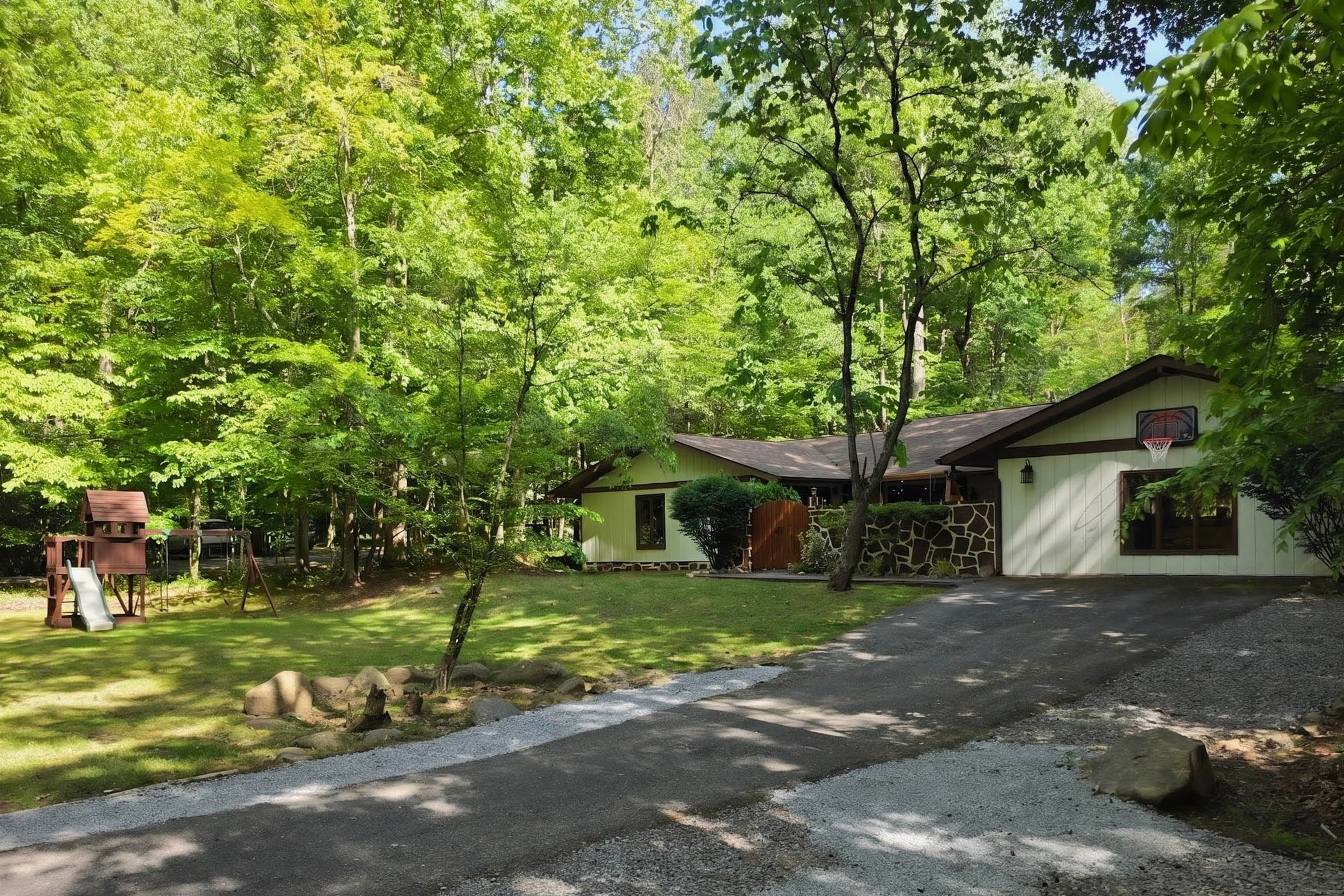 Exterior | Parking | Driveway (15 Vehicles)