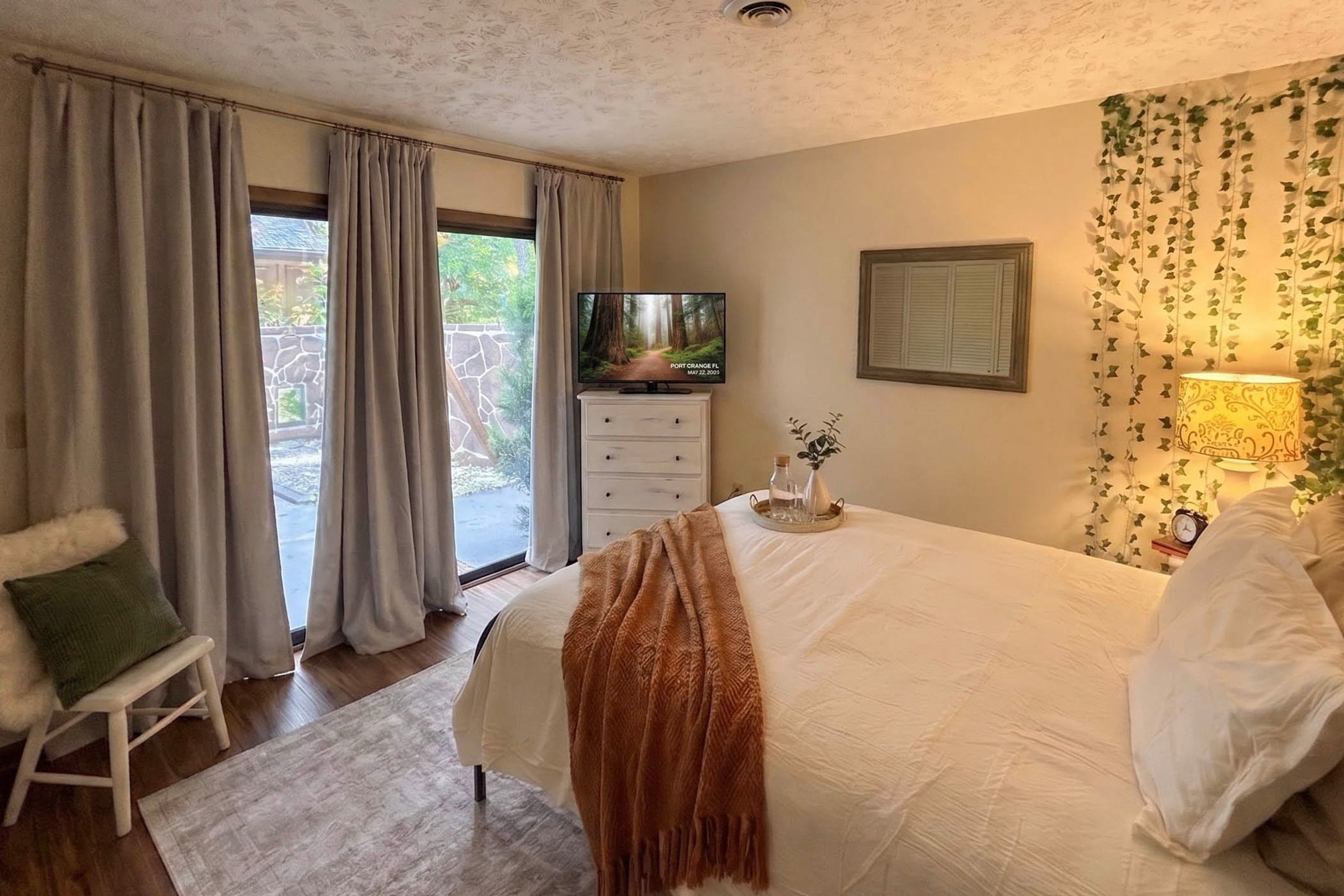 Bedroom 4 | Queen Bed | Smart TV w/ Cable