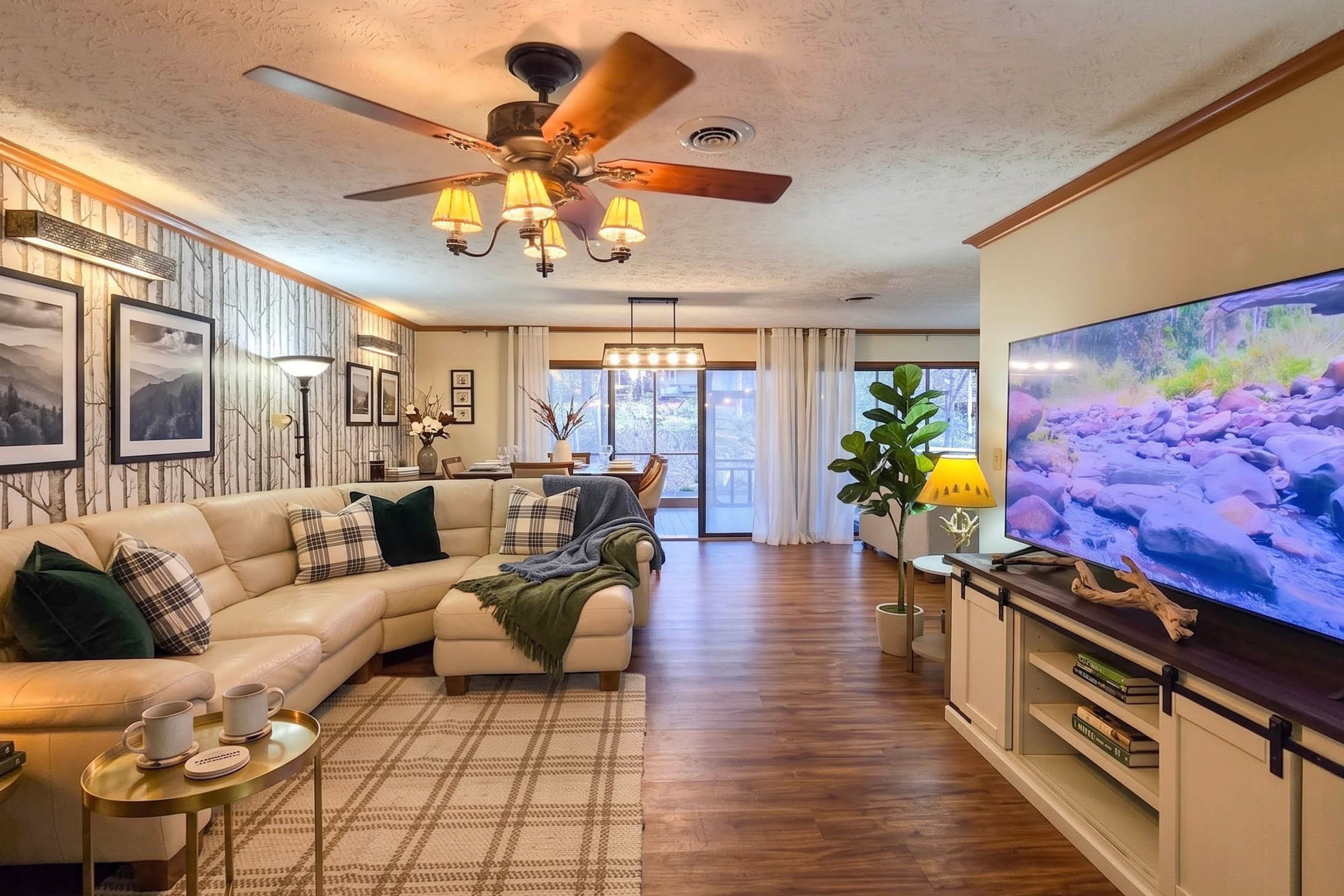 Living Room | Smart TV w/ Cable