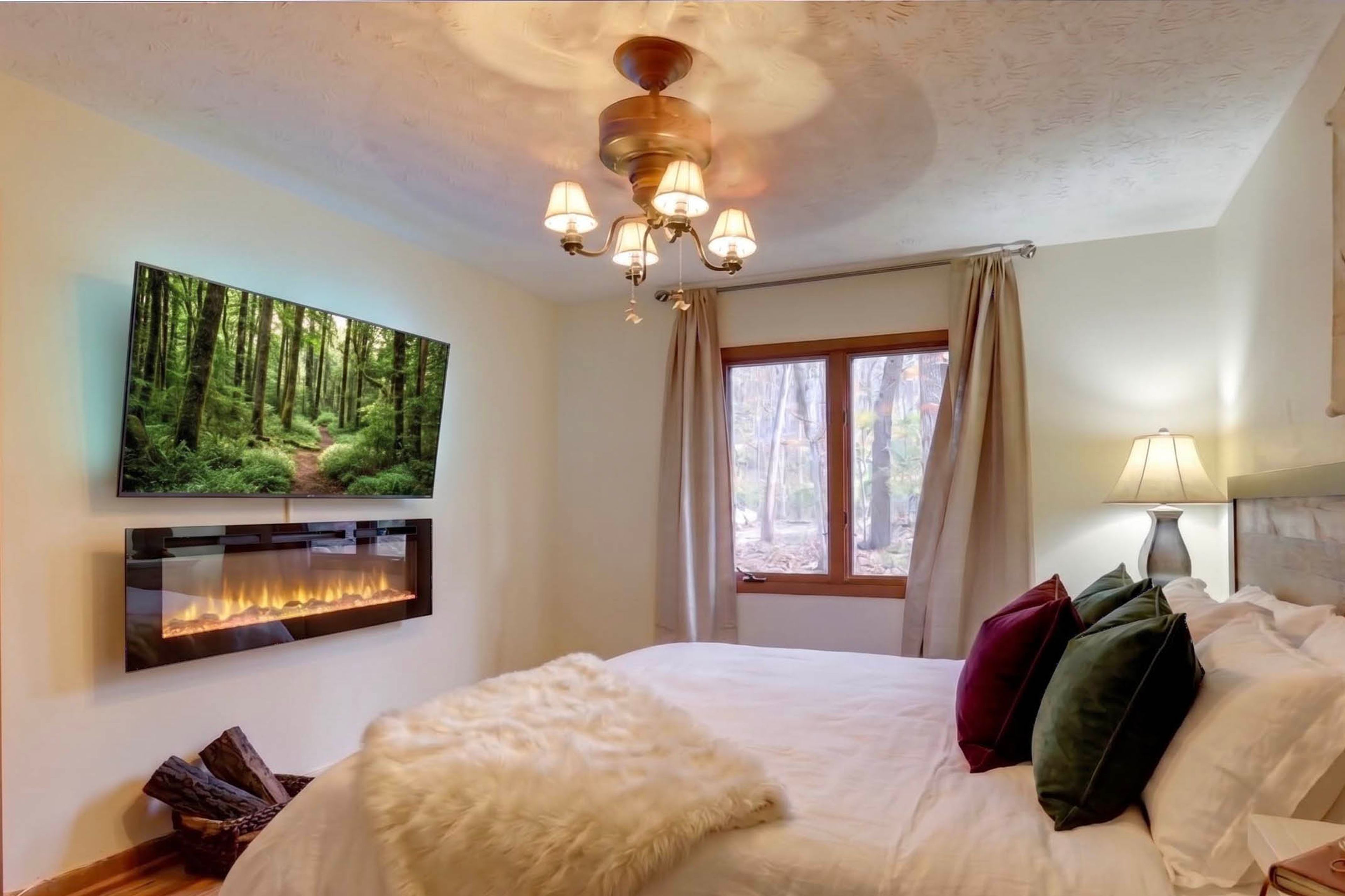 Bedroom 3 | King Bed | Smart TV w/ Cable