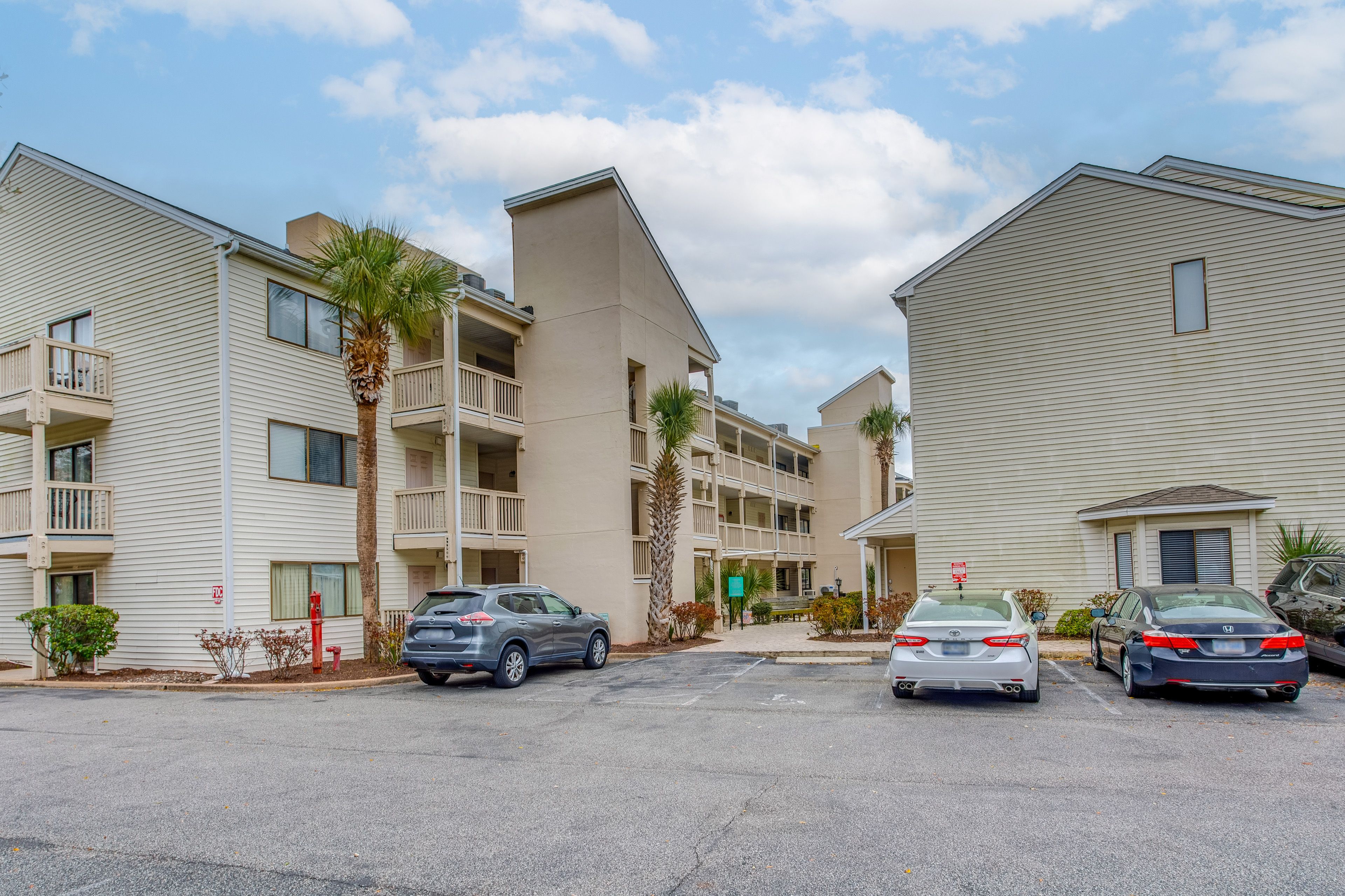 Parking | Community Lot (1 Vehicle)